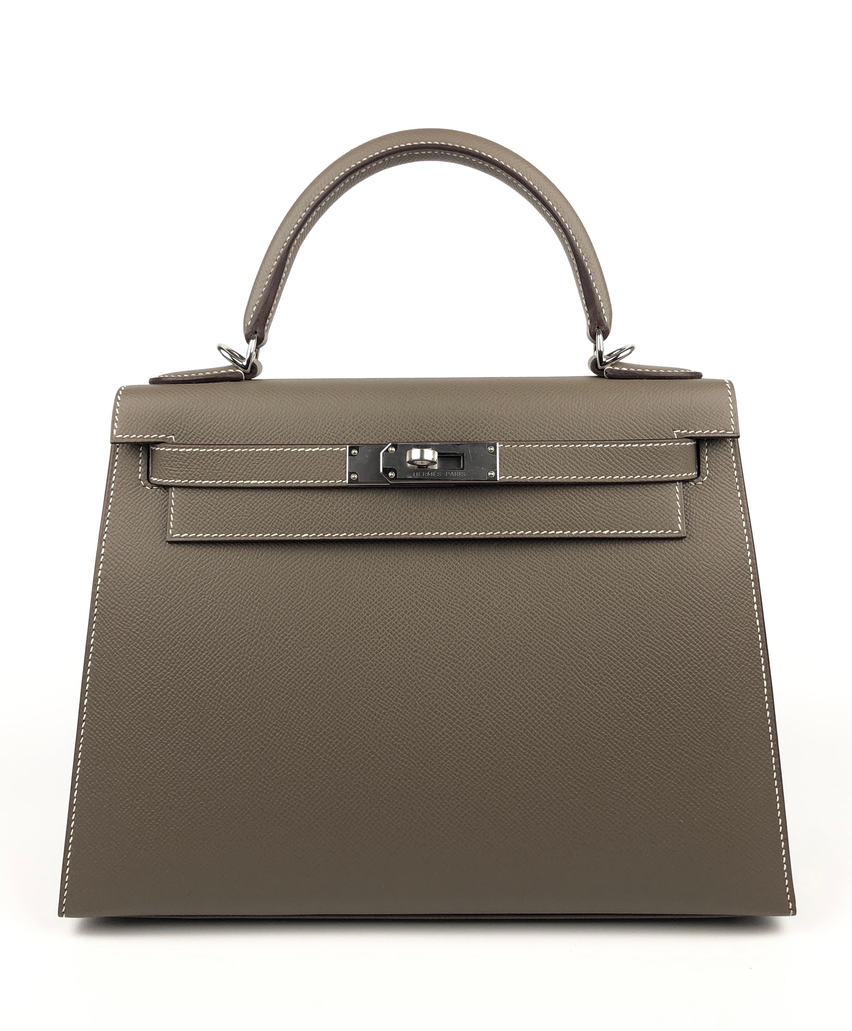 Atemberaubende neue Hermes Kelly 28 Epsom Sellier Etoupe Grey Grey Palladium Bag Y Stamp 2020. Komplett-Set. 

Shop With Confidence von Lux Addicts. Garantierte Echtheit!