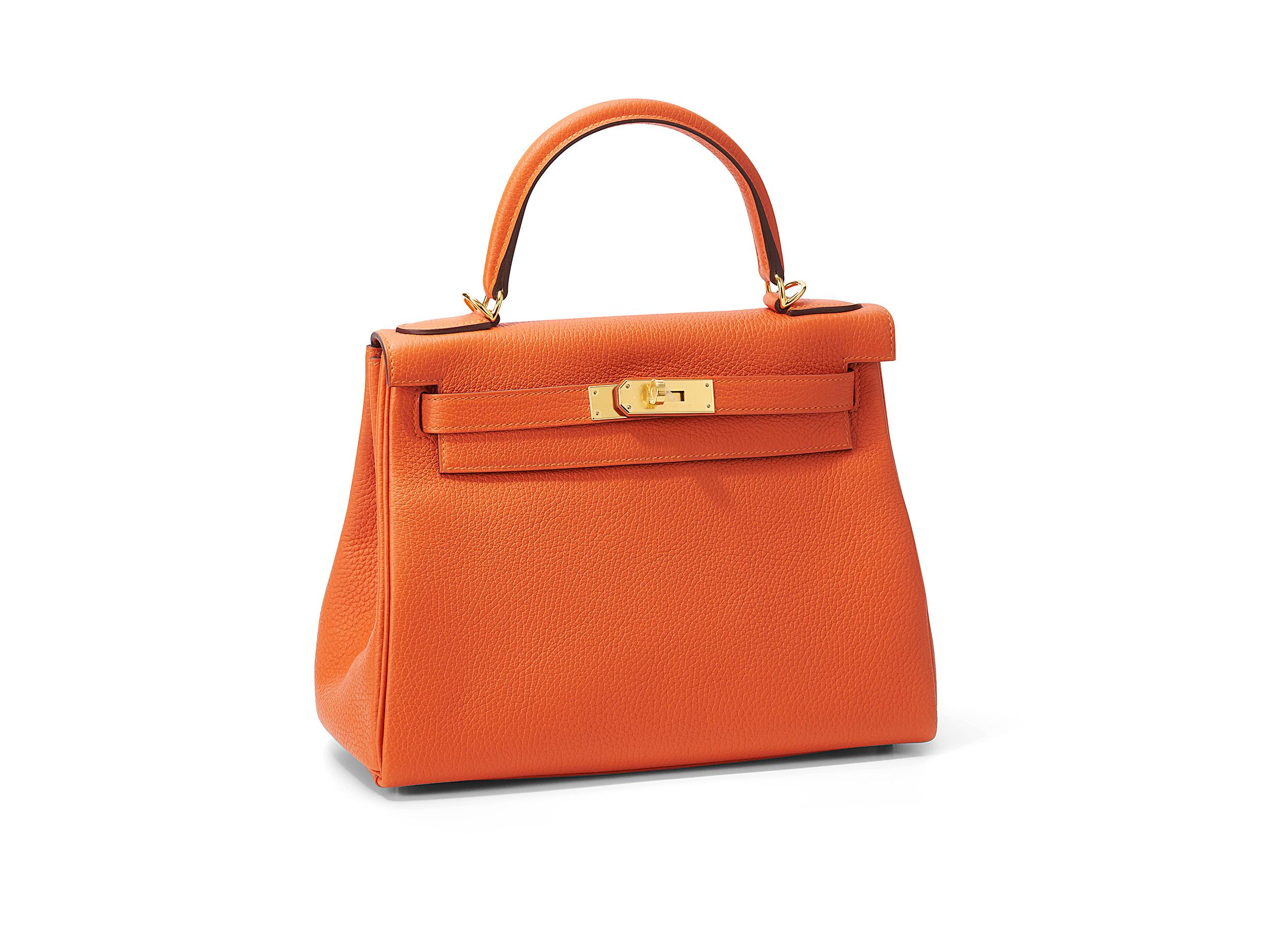 Hermès Kelly 28 aus Feu- und Taurillon-Clemence-Leder mit Goldbeschlägen. Die Tasche ist ungetragen und wird als komplettes Set inklusive der Originalquittung geliefert.

Stempel Z (2021)

