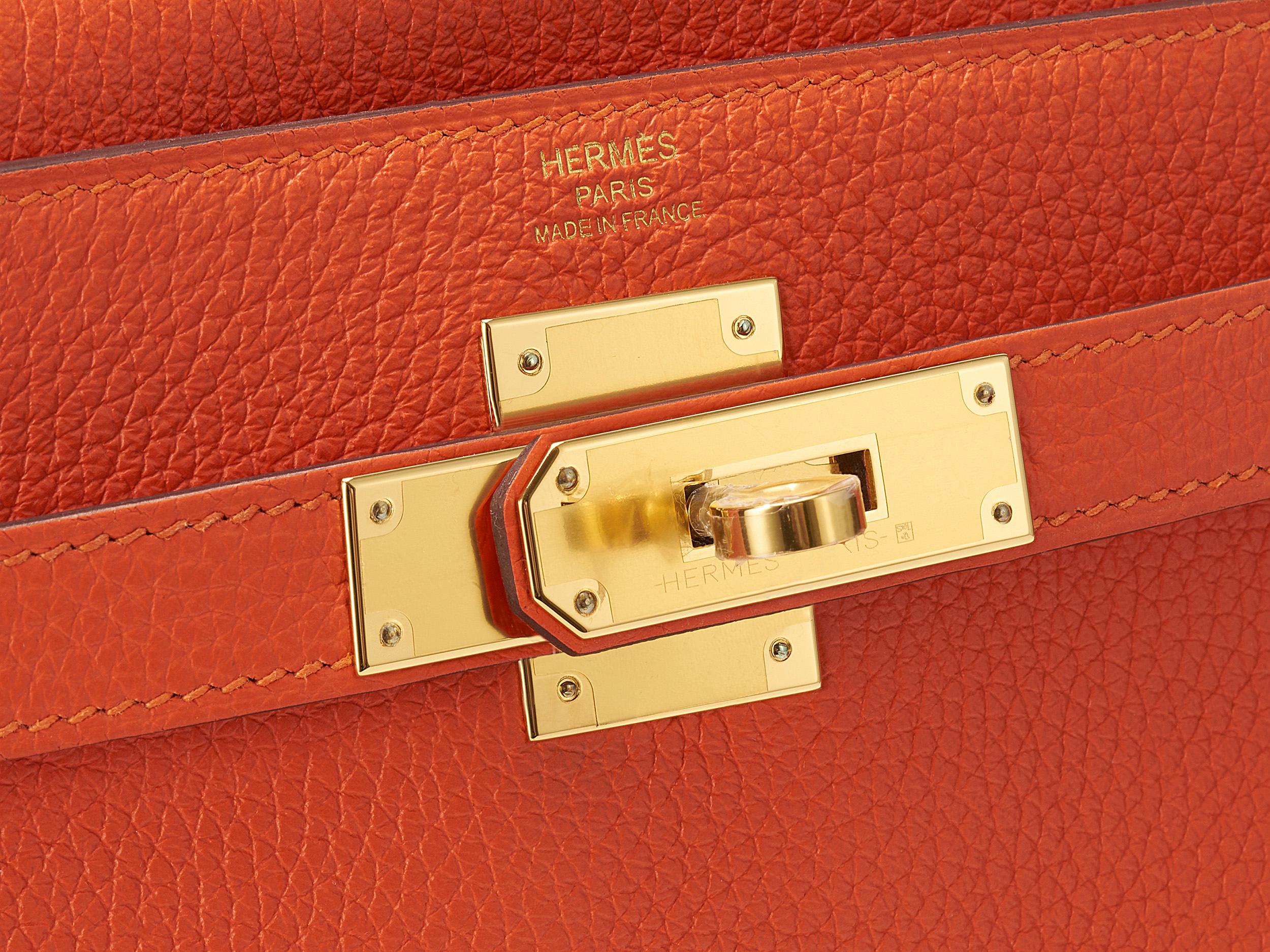 Hermès Kelly 28 Feu Taurillon Clemence Gold Hardware für Damen oder Herren im Angebot