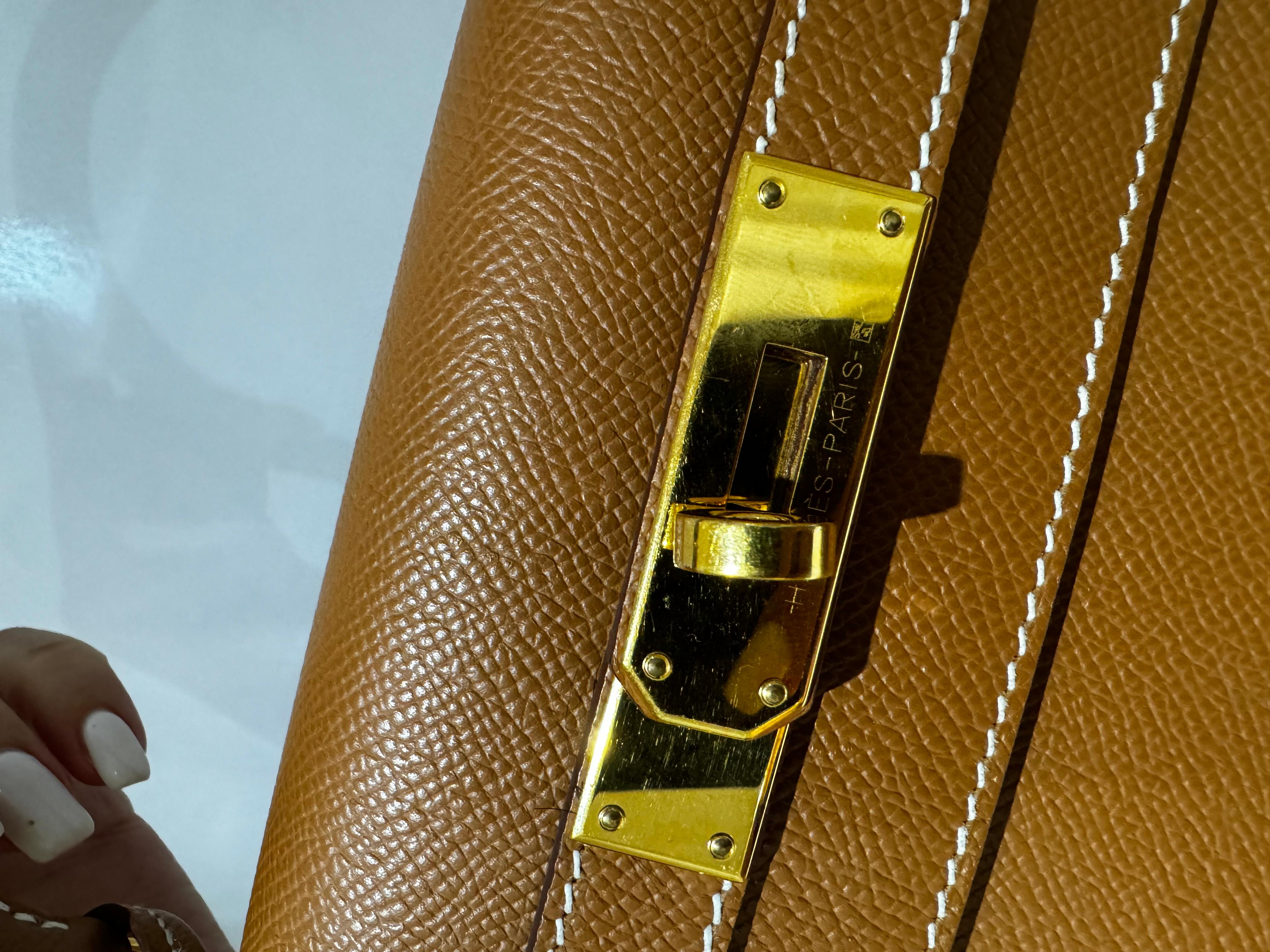 Hermès Kelly 28 Gold bag Epsom with Gold Hardware In Excellent Condition In London, England