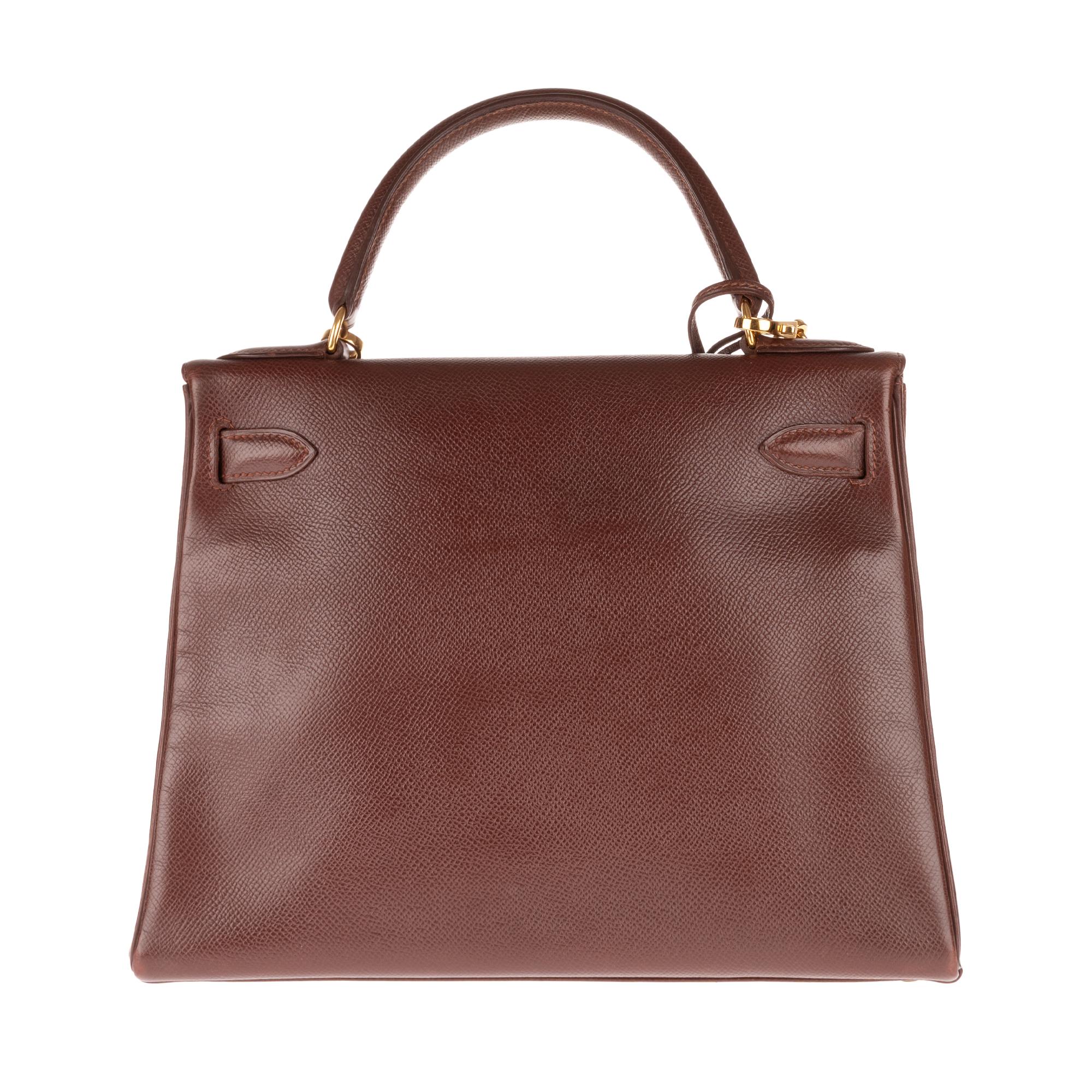 Gorgeous handbag Hermes Kelly 28 back in Brown Courchevel leather, gold plated metal hardware, simple handle in brown courchevel leather, removable shoulder strap in brown courchevel leather allowing a handheld or shoulder.

Closure by