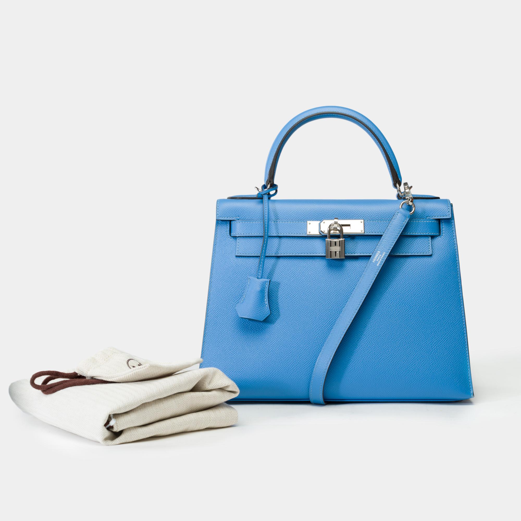 Superbe sac à main Hermès Kelly 28 Sellier en cuir d'epsom Bleu Paradis, garniture en métal argenté palladium, poignée en cuir bleu, et bandoulière amovible en cuir bleu pour porter à la main, à l'épaule ou en bandoulière.

Fermeture :