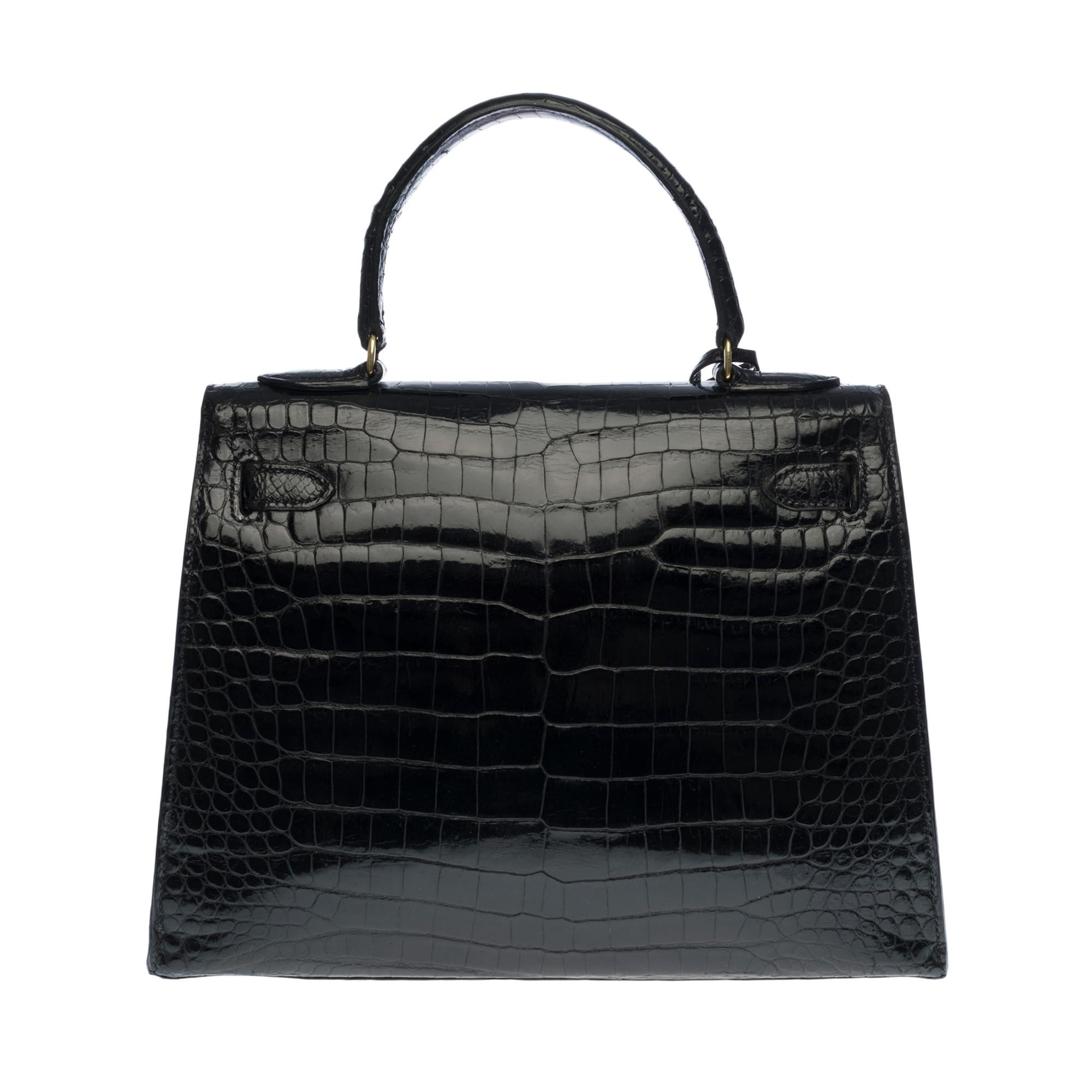 Incredibile borsa Hermes Kelly 28 sellier in coccodrillo Porosus nero, tracolla in coccodrillo nero (non firmata da Hermès), chiusure e fibbia placcate oro, manico in coccodrillo nero, tracolla per una mano o una spalla.


Firma: 