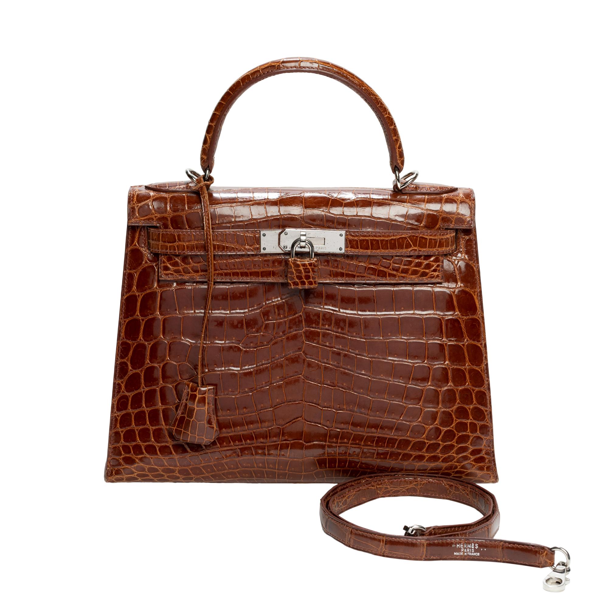 Here is a rare little gem that we are proud to present:
Hermes Kelly bag 28 sellier in crocodile color 