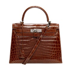 Hermès Kelly 28 Handtasche mit Riemen aus Krokodil "havane":: Silberbeschläge