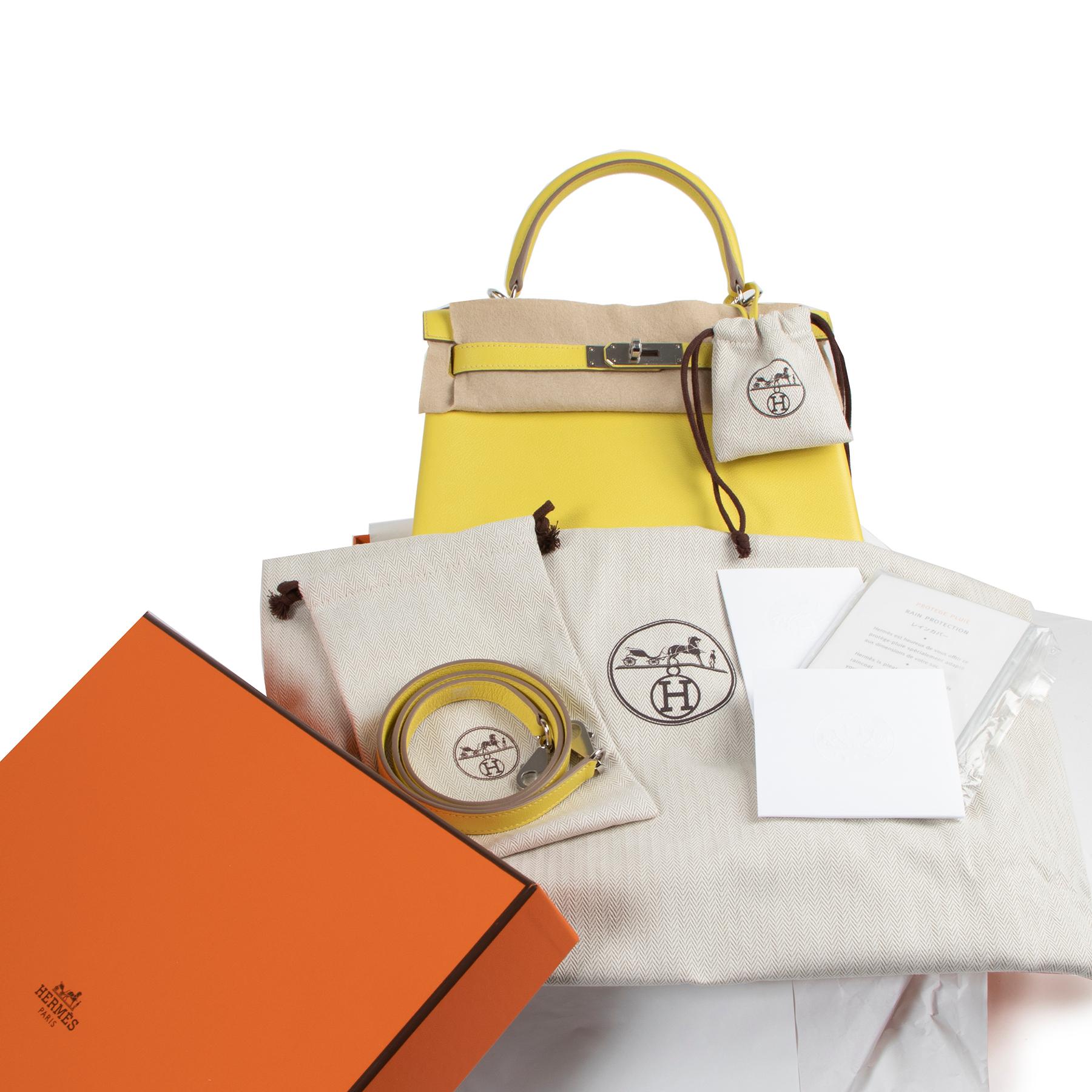 Brand New

Hermès Kelly 28 Lime Evercolor PHW

This stunning Hermès Kelly in the color Lime is a highly sought after collector's item. This bright and boldly colored Kelly in the size 28 is a must-have for any season. The silver toned hardware pairs