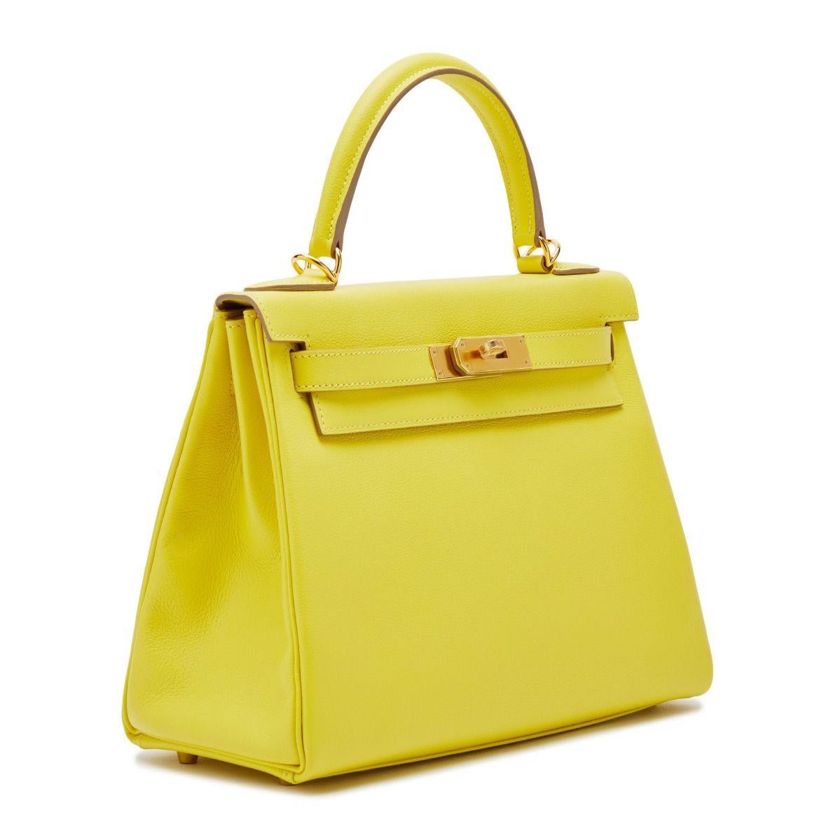 This Hermès Kelly 28 exudes opulence, crafted from a tropical shade Lime, lined in a complementary vibrant-toned goatskin and finished with gold hardware. Compact-sized, the handbag's interior holds a zipped pocket and an open pocket, making it as