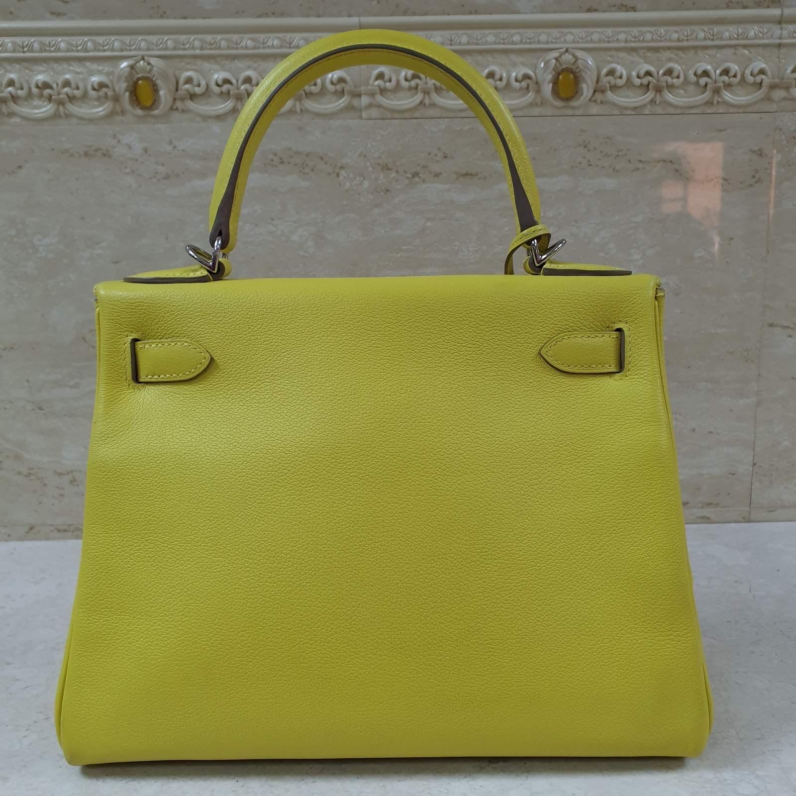 Kelly 28
Colour: Lime
Veau Evercolor leather
Palladium plated HW
2020
Very good condition.
No box. No dust bag.