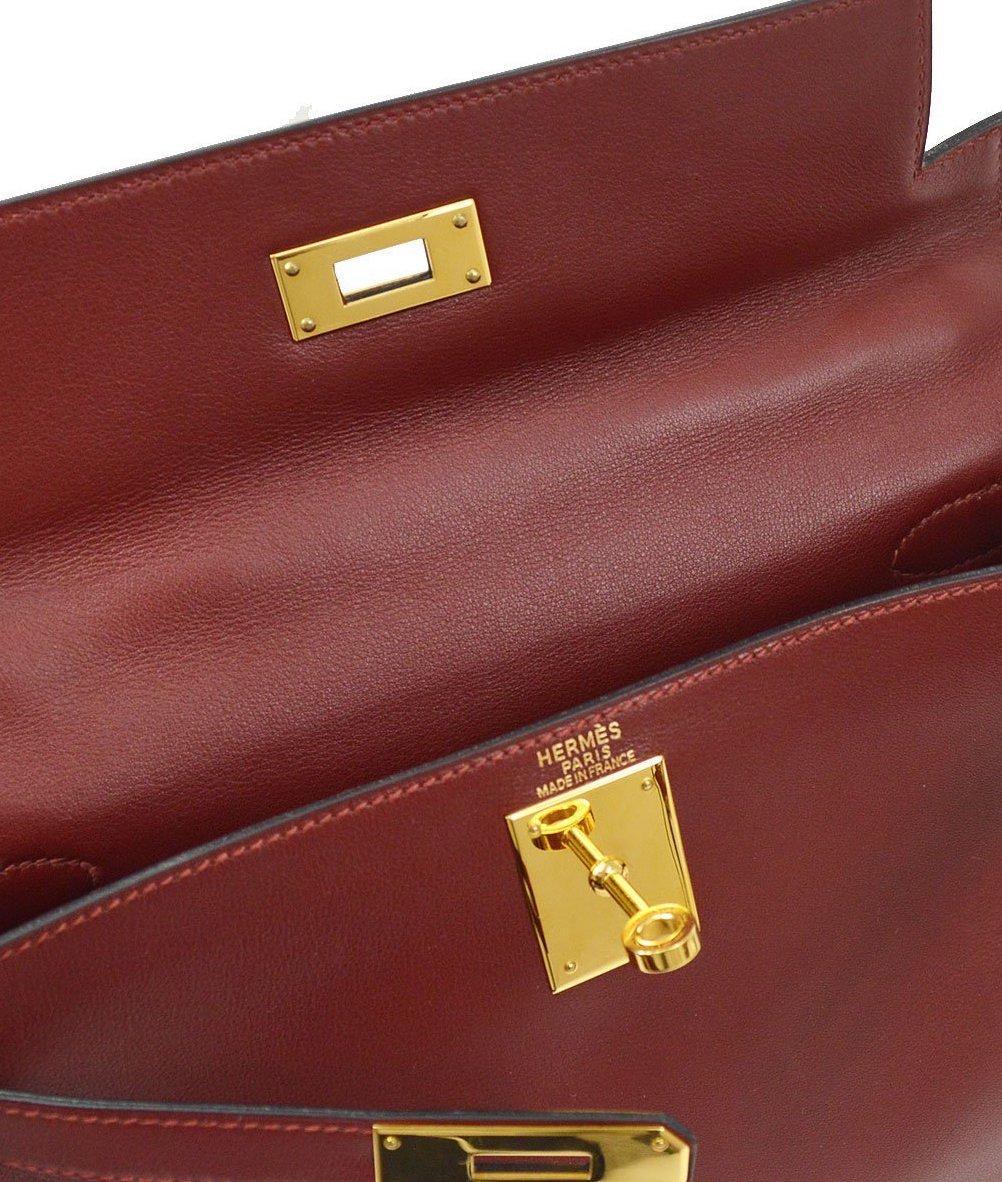 Leather
Gold tone hardware
Leather lining
Turn-lock closure
Made in France
Date code present
Top Handle drop 3.5