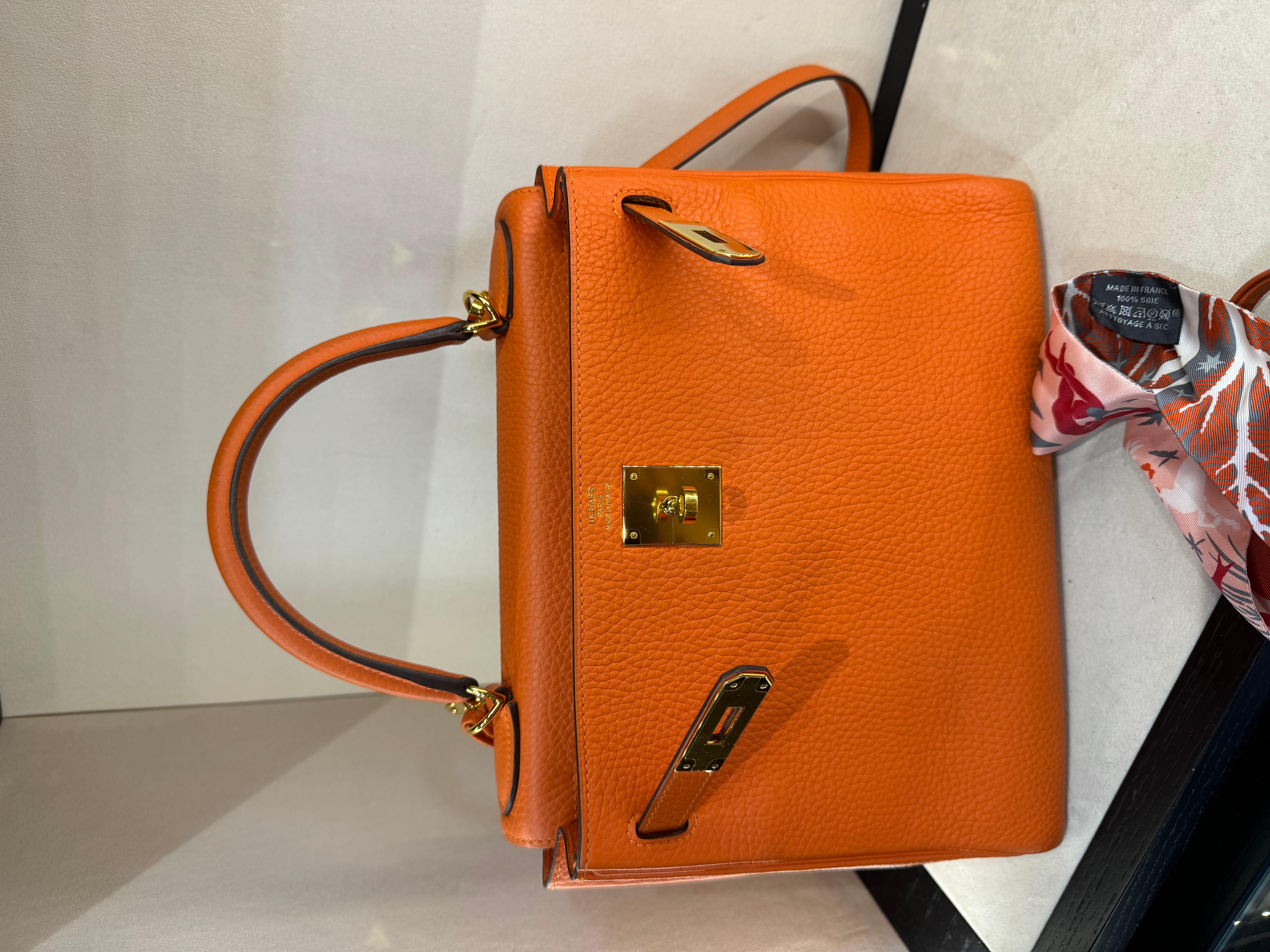 Hermes Kelly 28 Orange Gold Hardware bag In Excellent Condition For Sale In London, England