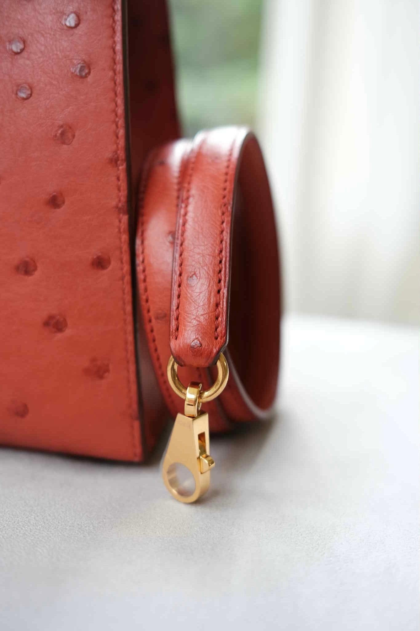 Hermes Kelly 28 Straußen-Kuivre Gold Tasche im Angebot 6