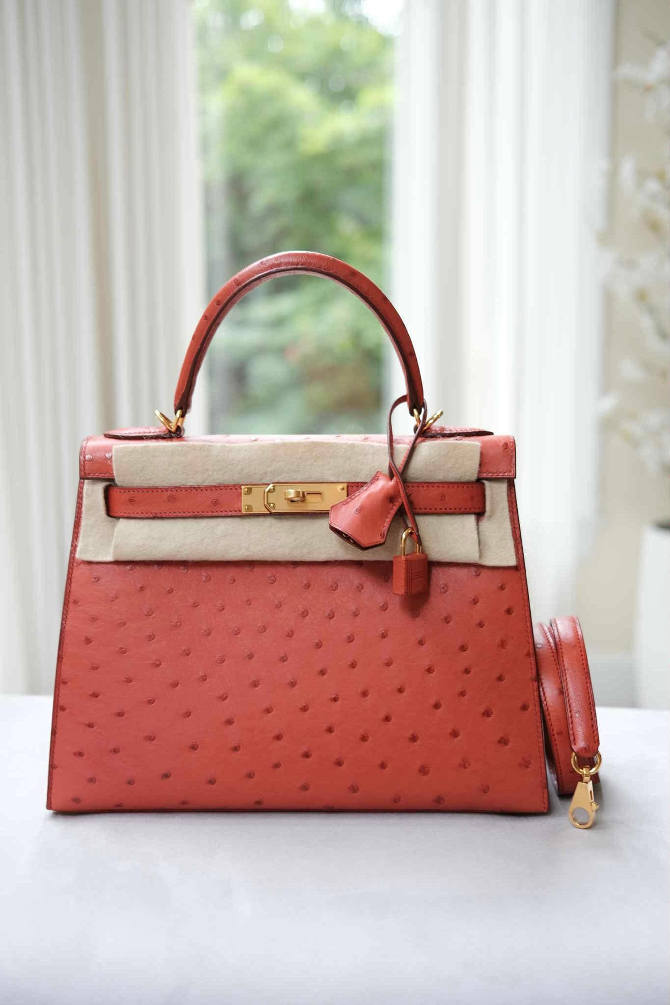 Hermes Kelly 28 Straußen-Kuivre Gold Bag.GHW.
Stempel X. 
Die Tasche in tadellosem Zustand.
Kommt mit Staubbeutel, Schlüssel, Clochette, Schließfach und Armband.
