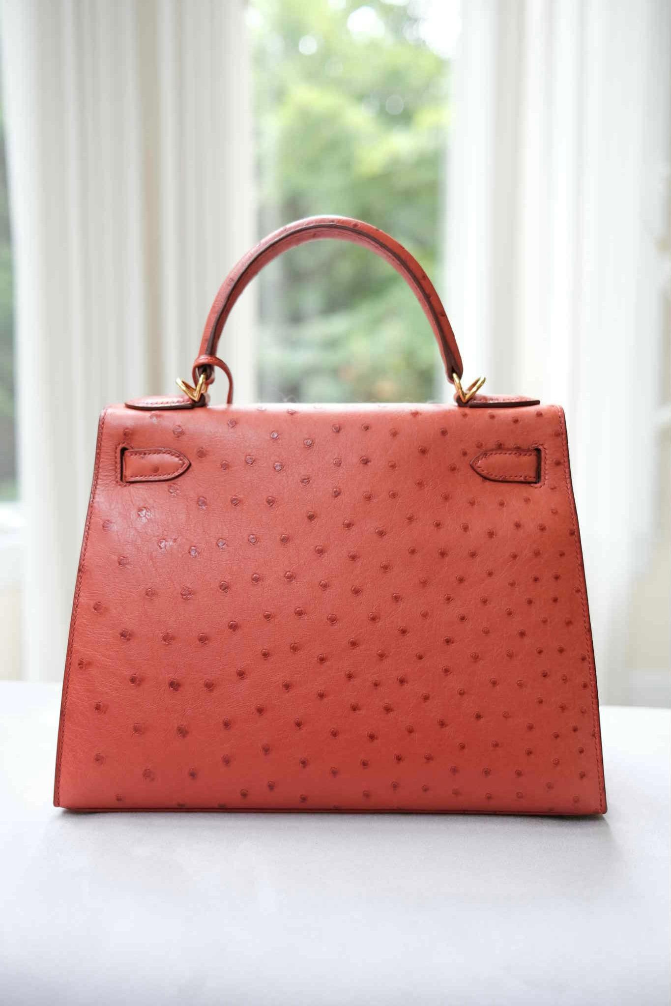Hermes Kelly 28 Straußen-Kuivre Gold Tasche (Pink) im Angebot