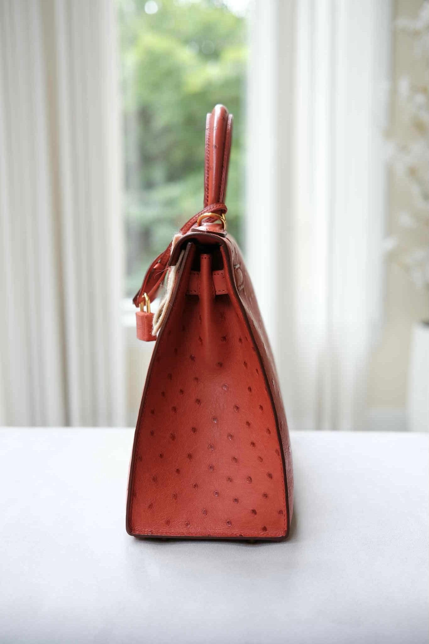 Hermes Kelly 28 Straußen-Kuivre Gold Tasche im Zustand „Hervorragend“ im Angebot in New York, NY