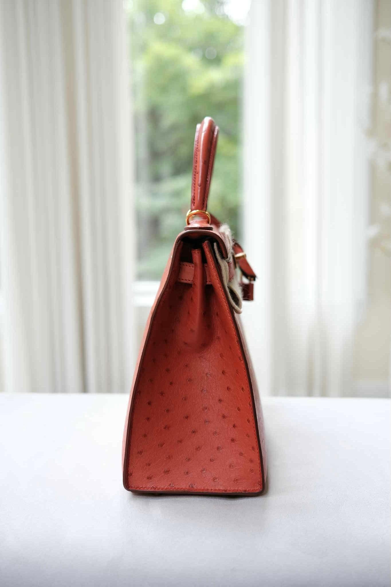 Hermes Kelly 28 Straußen-Kuivre Gold Tasche für Damen oder Herren im Angebot