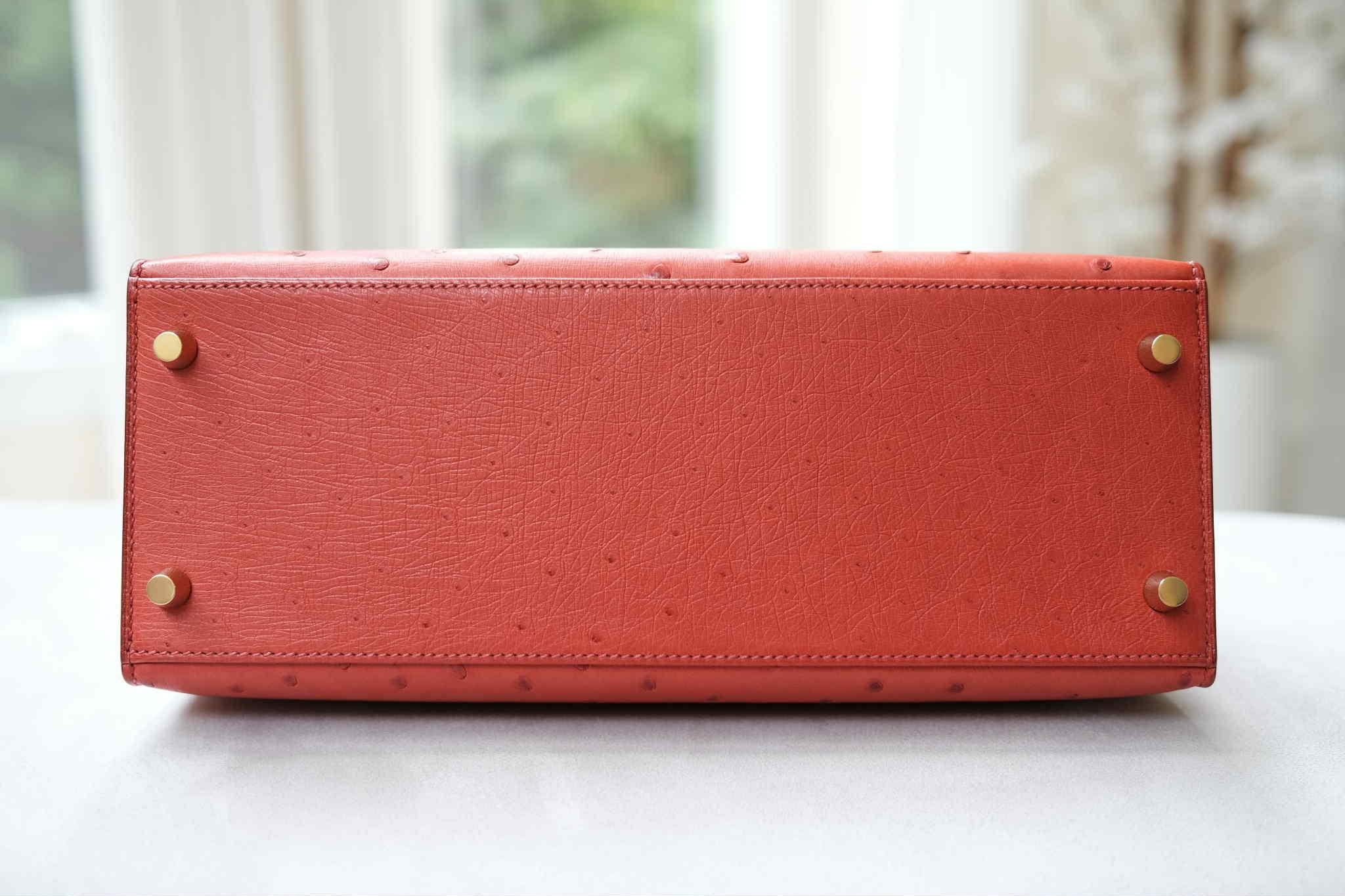 Hermes Kelly 28 Straußen-Kuivre Gold Tasche im Angebot 1