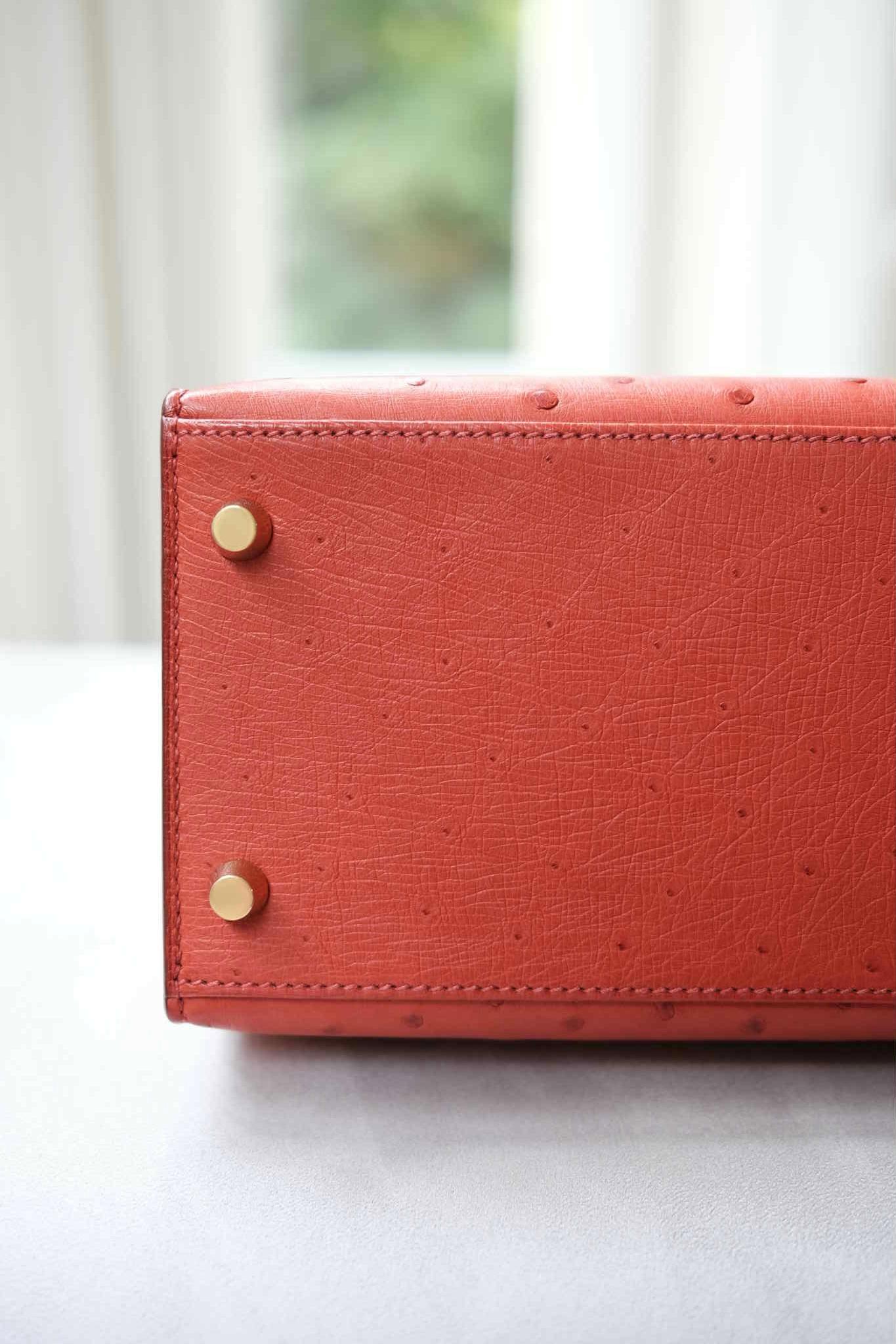 Hermes Kelly 28 Straußen-Kuivre Gold Tasche im Angebot 4