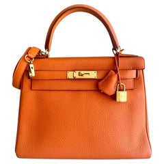 Hermes Kelly 28 Retourne, orangefarbenes Togo-Leder, goldene Beschläge, Handtaschen mit Tragegriff