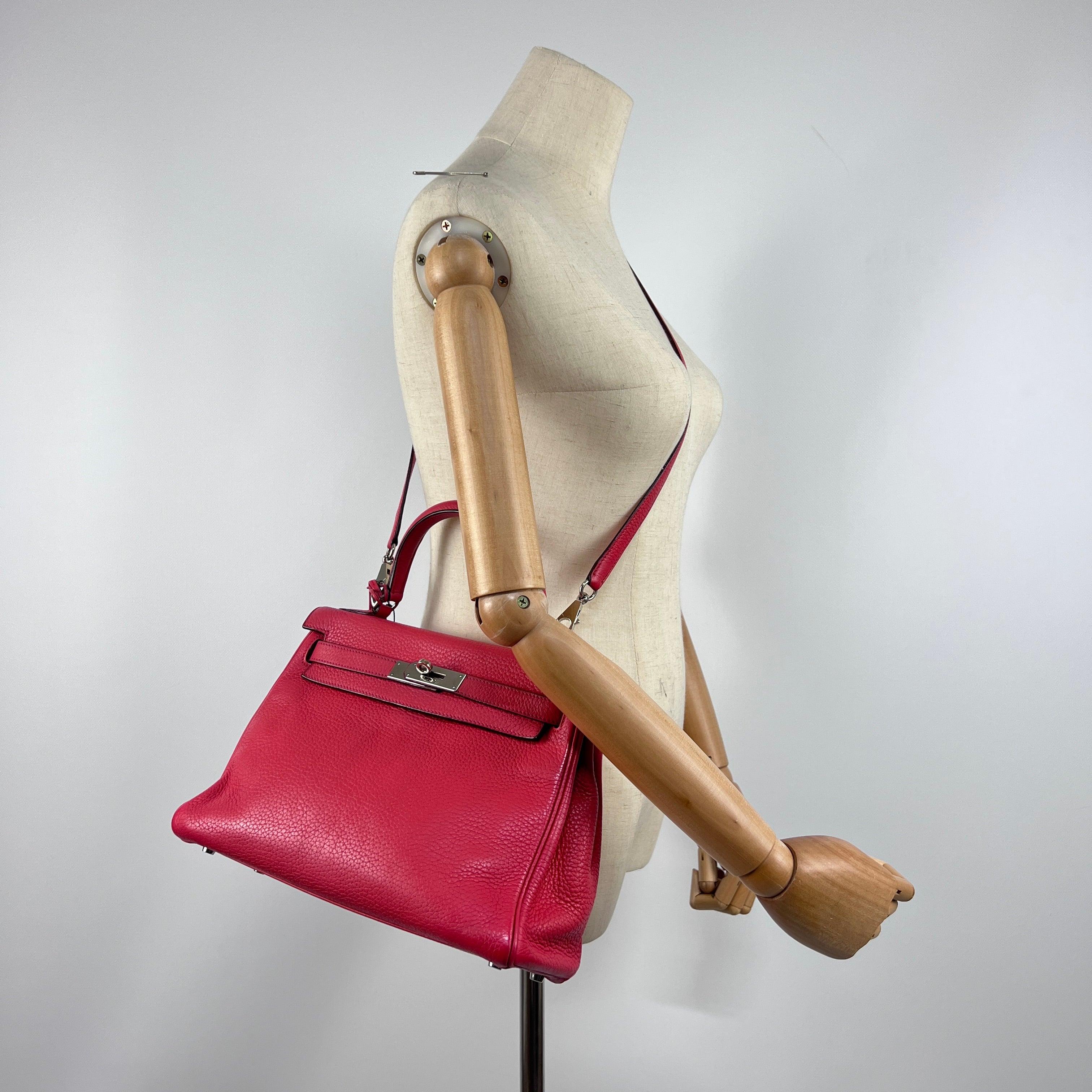 Magnificent Hermès Kelly 28 Retourné in pink Togo leather with palladium hardware. Turn-lock closure, zipped and slip pockets inside. Date code ☐N (2010), made in France.
Includes lock, keys, clochette, box and dust bag.
The bag is in very good
