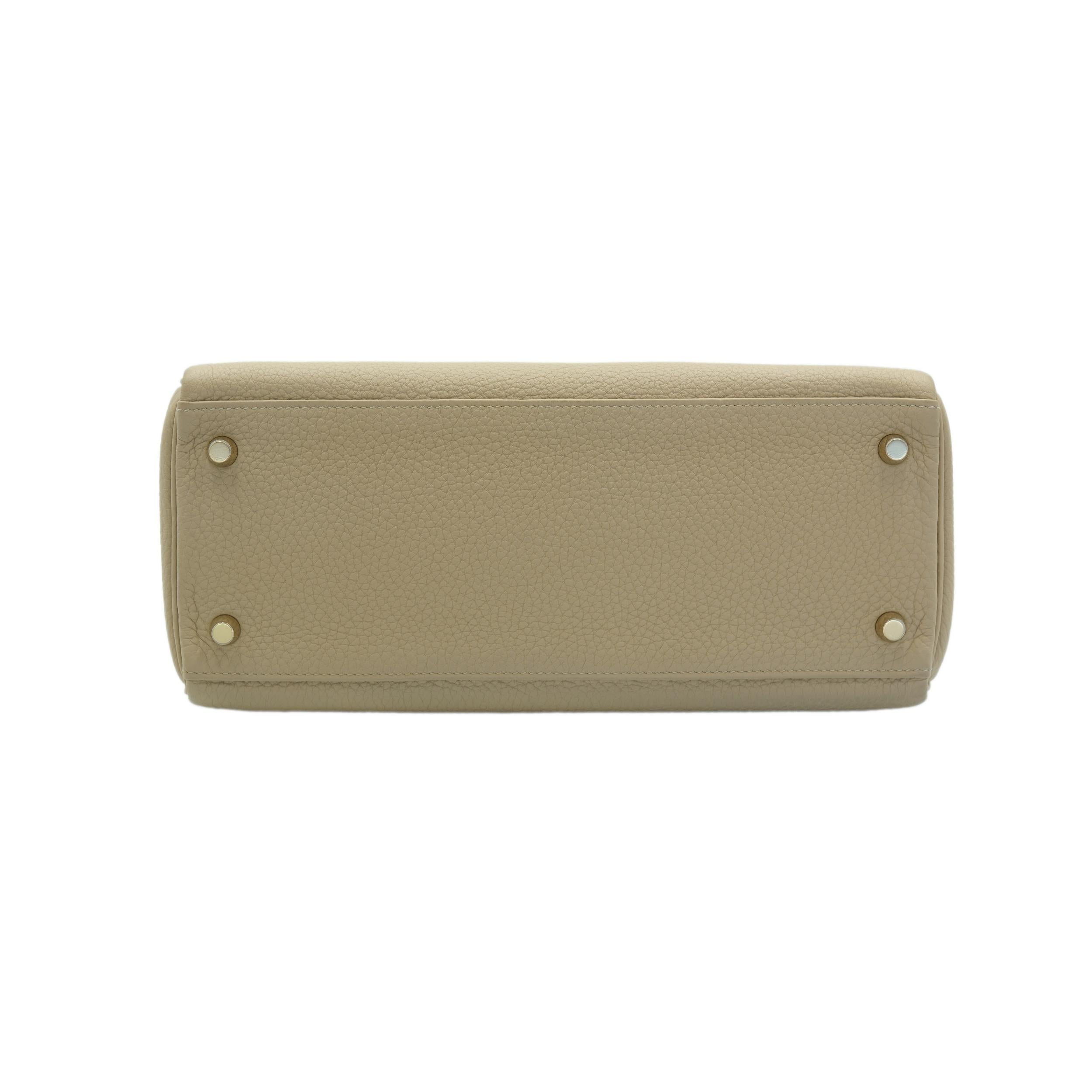Hermes Kelly 28 Retourne Trench Togo with Gold Hardware Excellent état - En vente à North Miami Beach, FL
