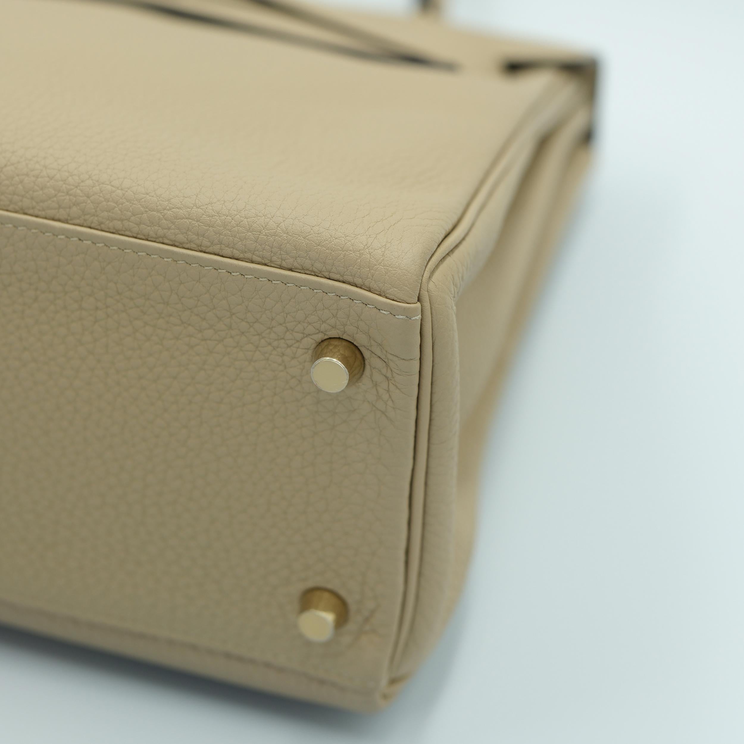 Hermes Kelly 28 Retourne Trench Togo with Gold Hardware Pour femmes en vente