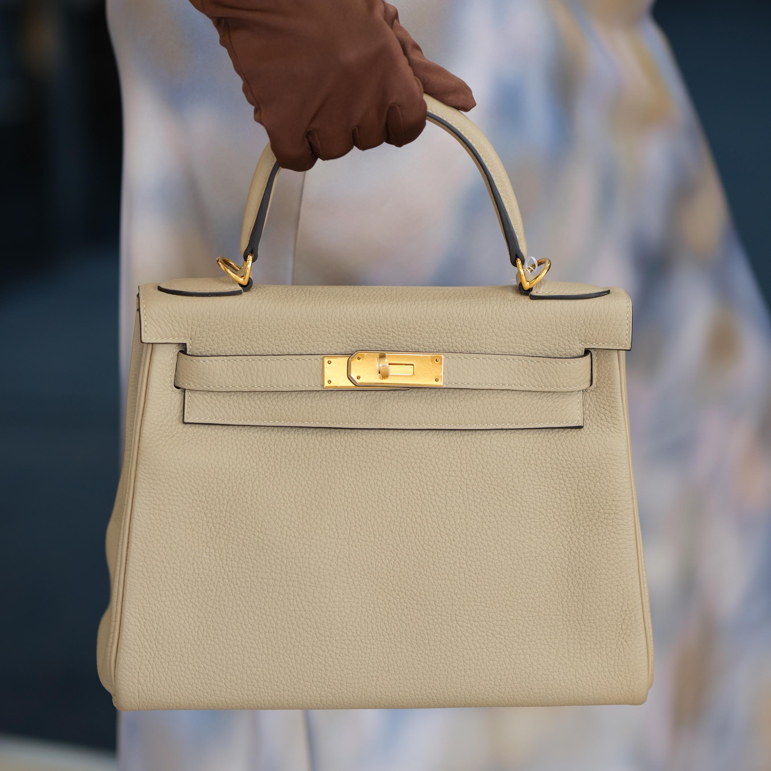 Hermes Kelly 28 Retourne Trench Togo with Gold Hardware en vente 3