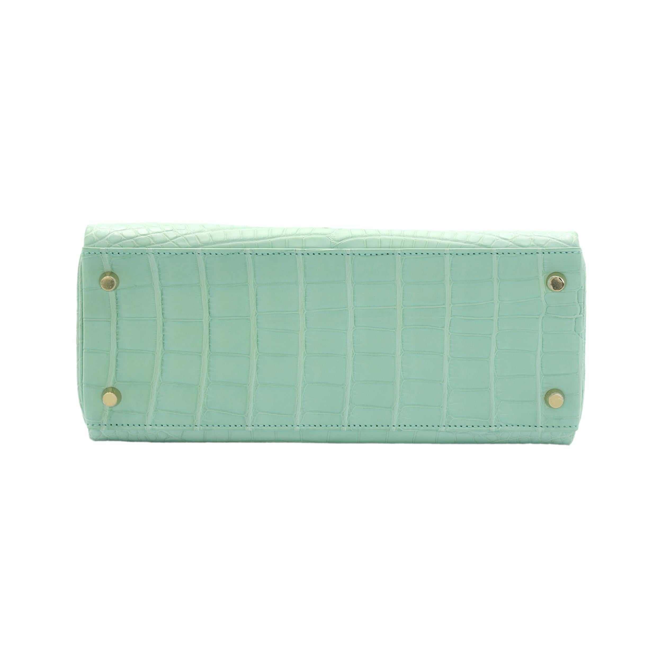 Hermes Kelly 28 Retourne Vert d'Eau Alligator mat avec quincaillerie dorée en vente 1