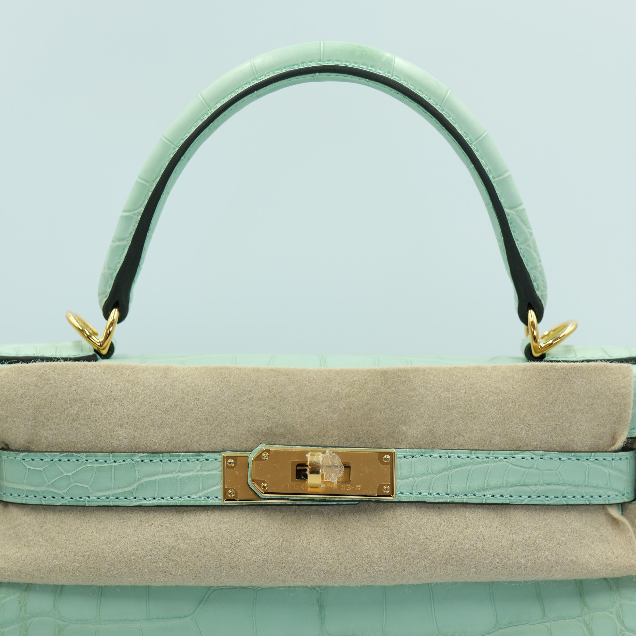 Hermes Kelly 28 Retourne Vert d'Eau Alligator mat avec quincaillerie dorée en vente 2