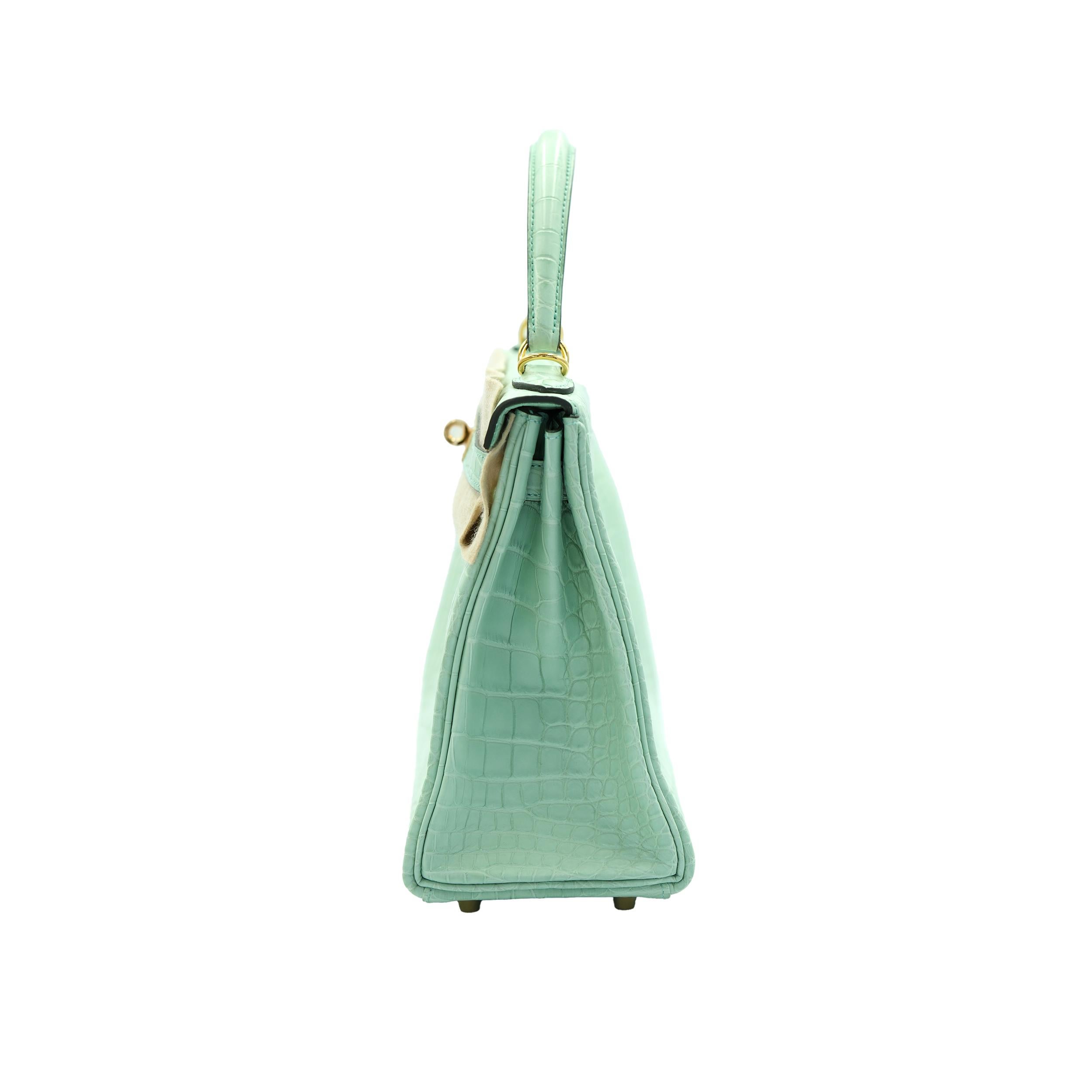 Hermes Kelly 28 Retourne Vert d'Eau Alligator mat avec quincaillerie dorée en vente 3