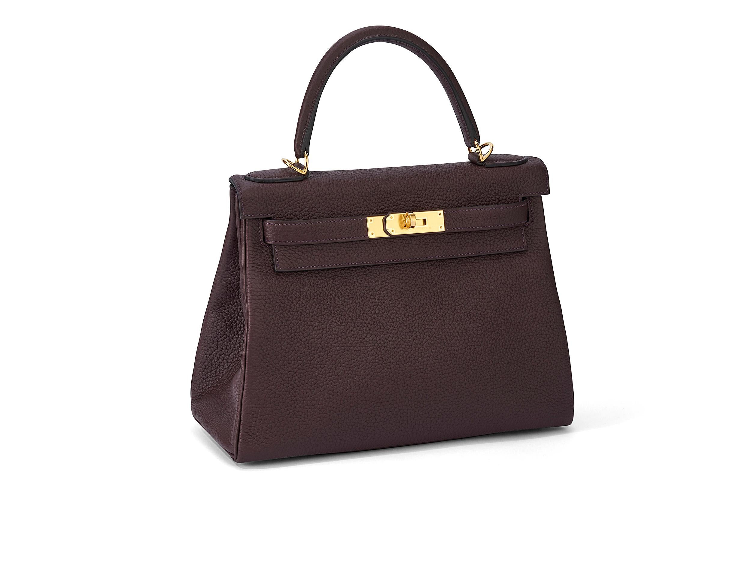 Hermès Kelly 28 en piel rouge sellier y taurillon clemence con herrajes dorados. La bolsa no se ha usado y se entrega completa, incluido el recibo original.

Sello Z (2021)

