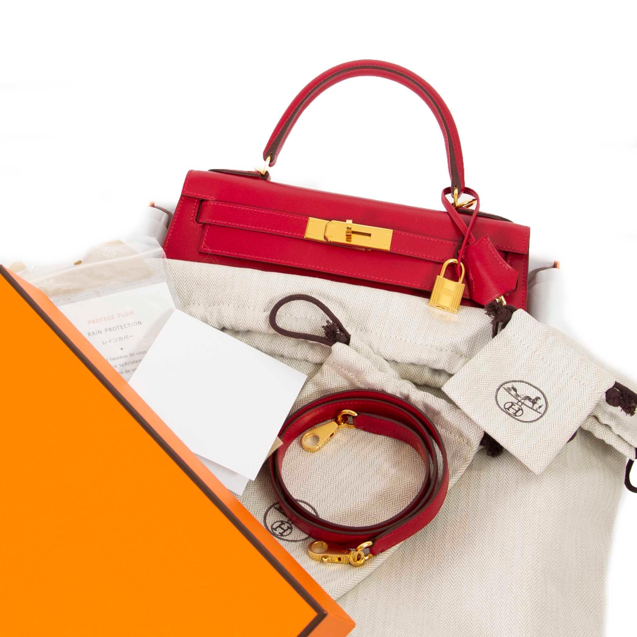 Showstopper alert! This beautiful Hermès Kelly bag is beyond gorgeous: its red color is energetic yet elegant, the Veau Tadelakt is one of Hermès most popular leathers. It's known for its smooth and glossy finish. The gold toned hardware only adds