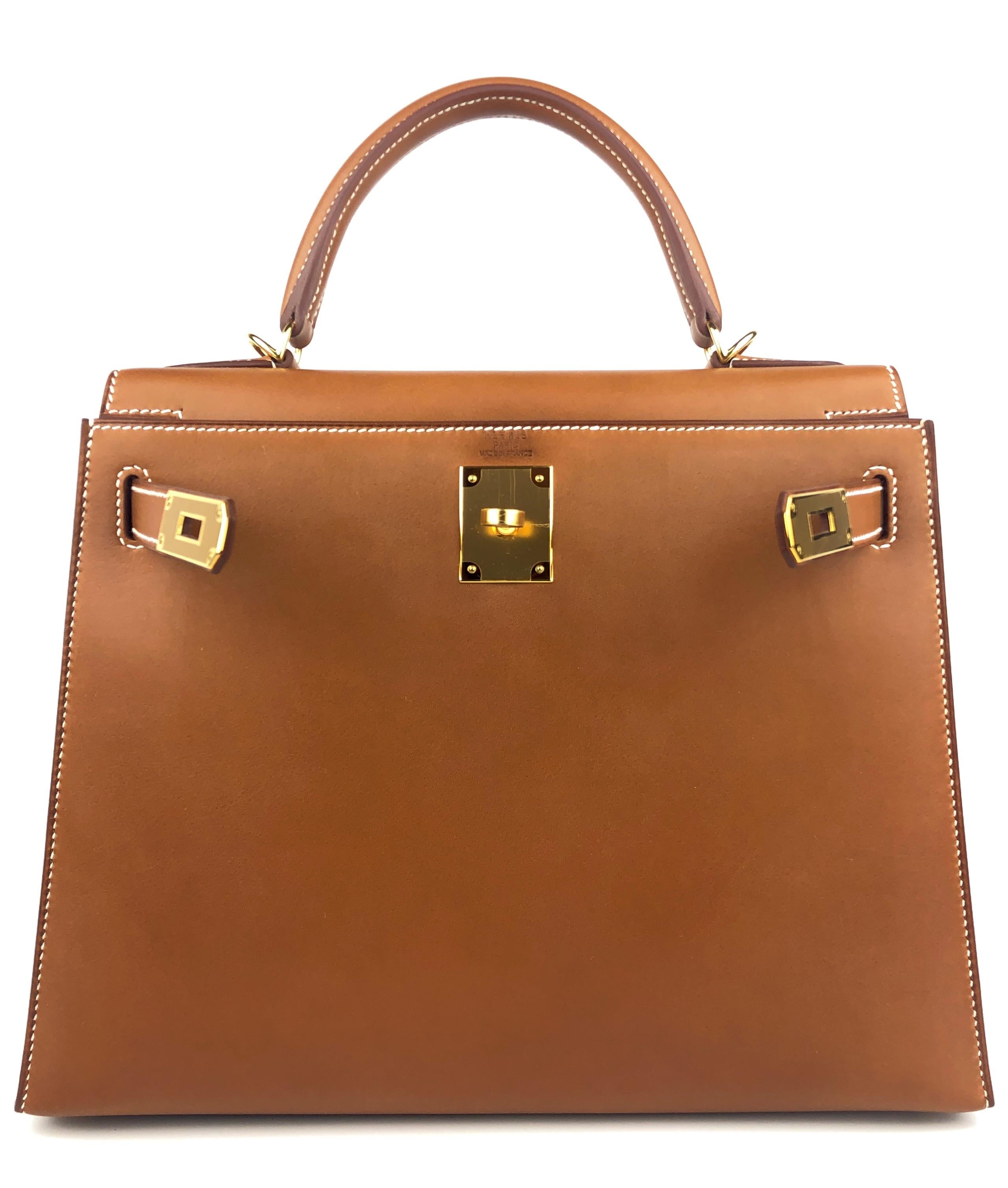 Absolutely Stunning Rare Collectors Hermes Kelly 28 Sellier Barenia Fauve Leather complimented by Gold Hardware. Excellent Condition Plastic on hardware and feet. 2018 C Stamp. 

Please keep in mind that this is a pre owned item, the bag has been