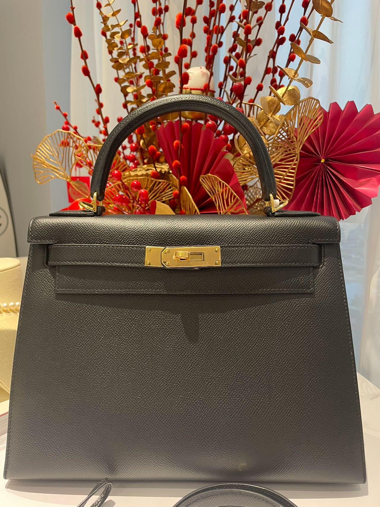 Hermes Kelly 28 Sellier Schwarz Tasche GHW.
C-Stempel.
Mit Staubbeutel, Schlüssel, Clochette, Schließfach und langem Riemen.
Tasche ist in tadellosem Zustand und Kunststoff noch auf dem Metall.