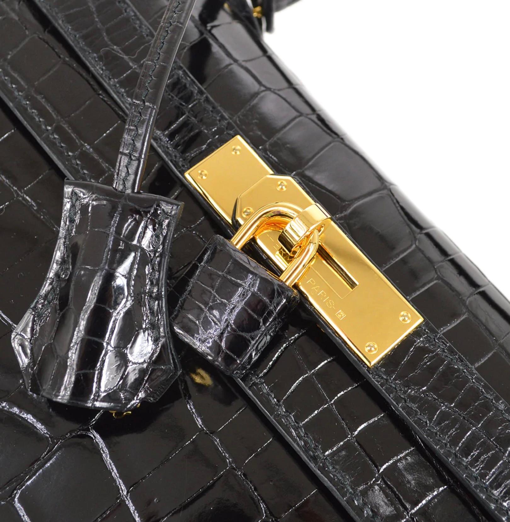 Pre-Owned Vintage Condition
From 2019 Collection
Niloticus Crocodile 
Gold Hardware
Measures 11.5