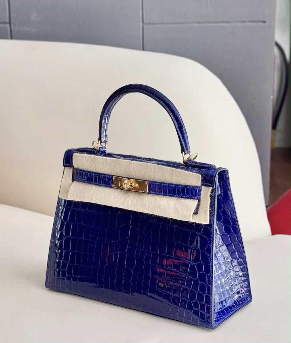 Hermes Kelly 28 Sellier Bleu Electrique Shiny Niloticus Crocodile Bag  with GHW In Excellent Condition For Sale In New York, NY