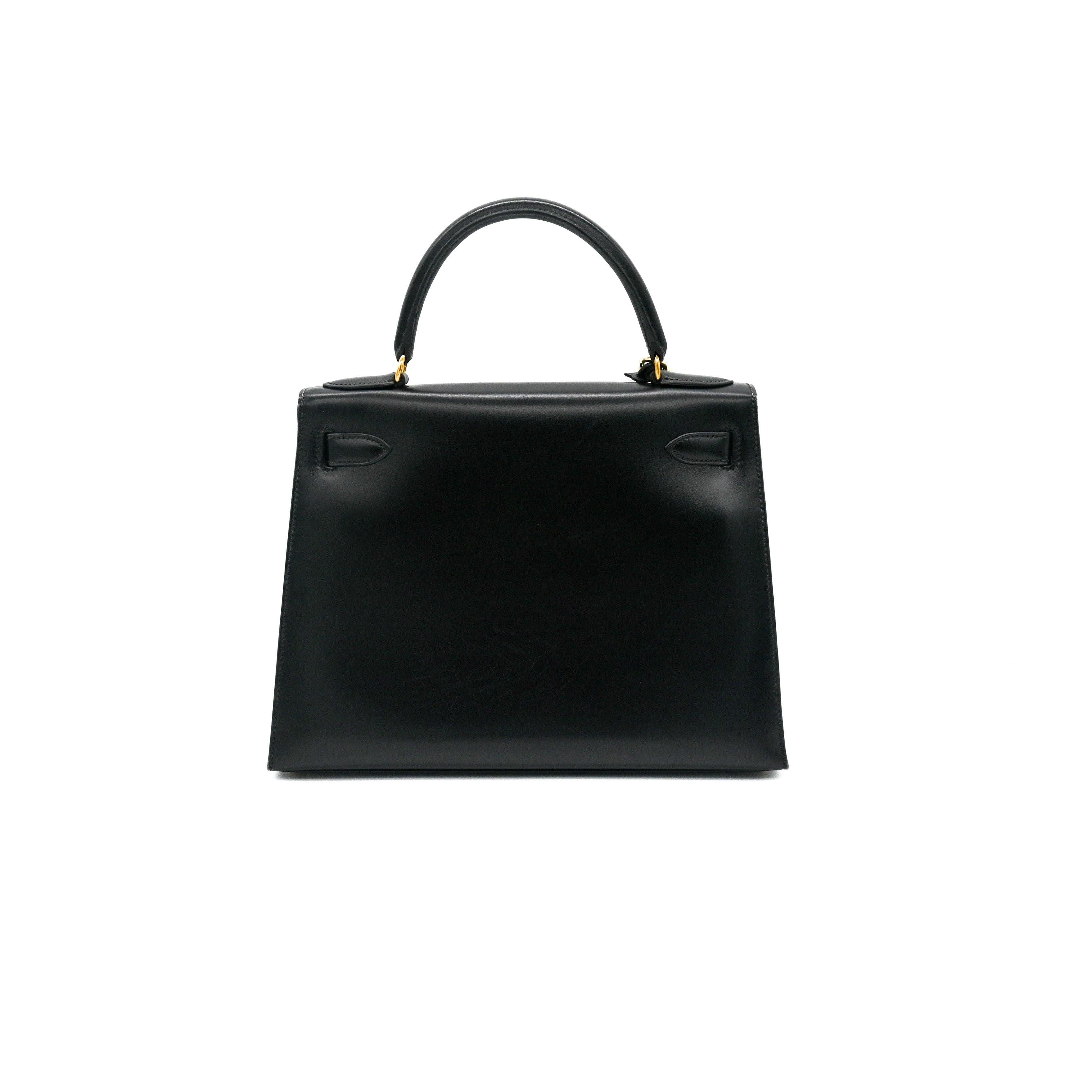 Noir Hermes Kelly 28 Sellier Box en cuir noir et or en vente