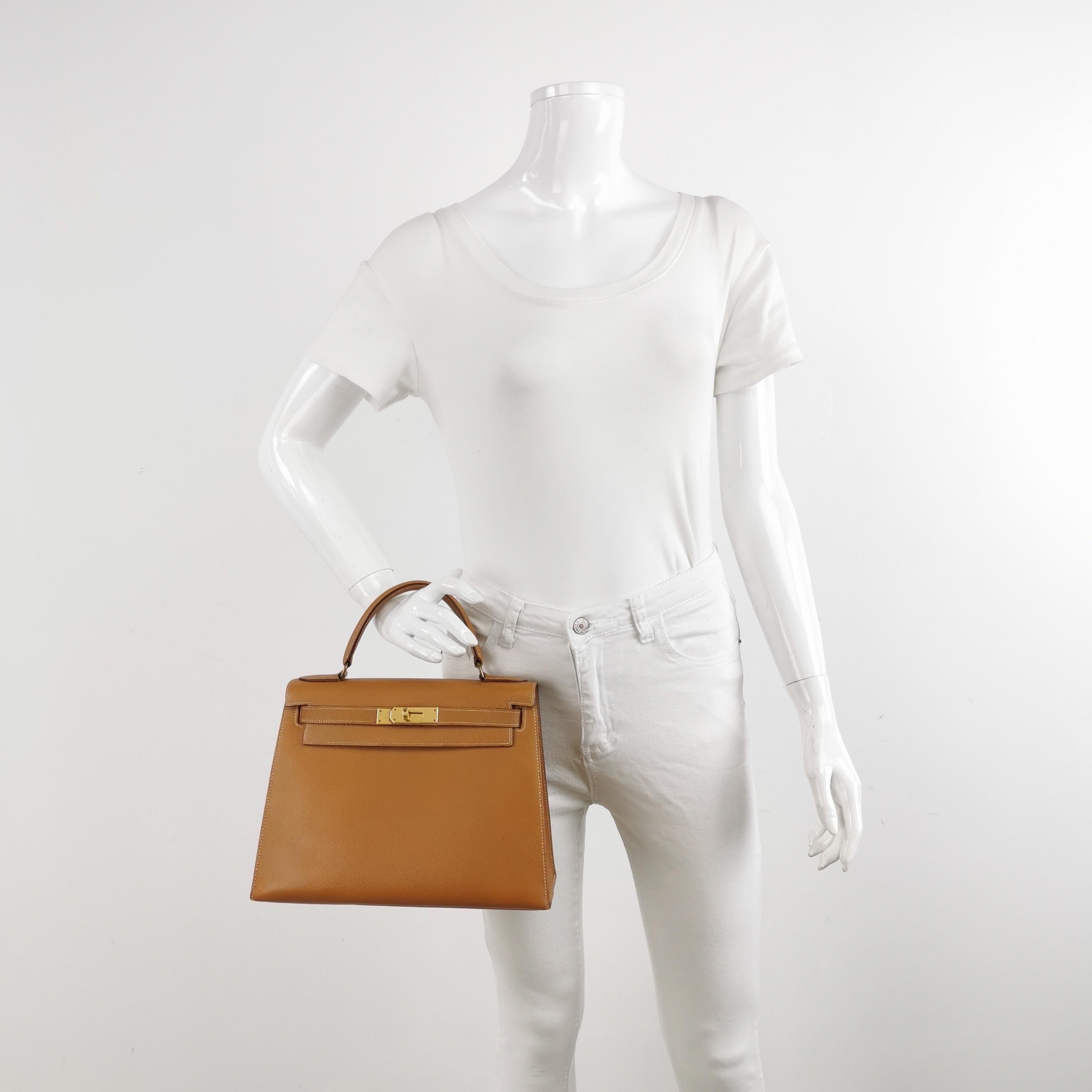 Condition: very good original condition

Overall signs of use. Scratches on leather and hardware. Light stains on the inside and outside. Cracks on the resin. Light cracks on the side flap. Original condition.

DETAILS

Hermes
Kelly 28
Stamp: Circle
