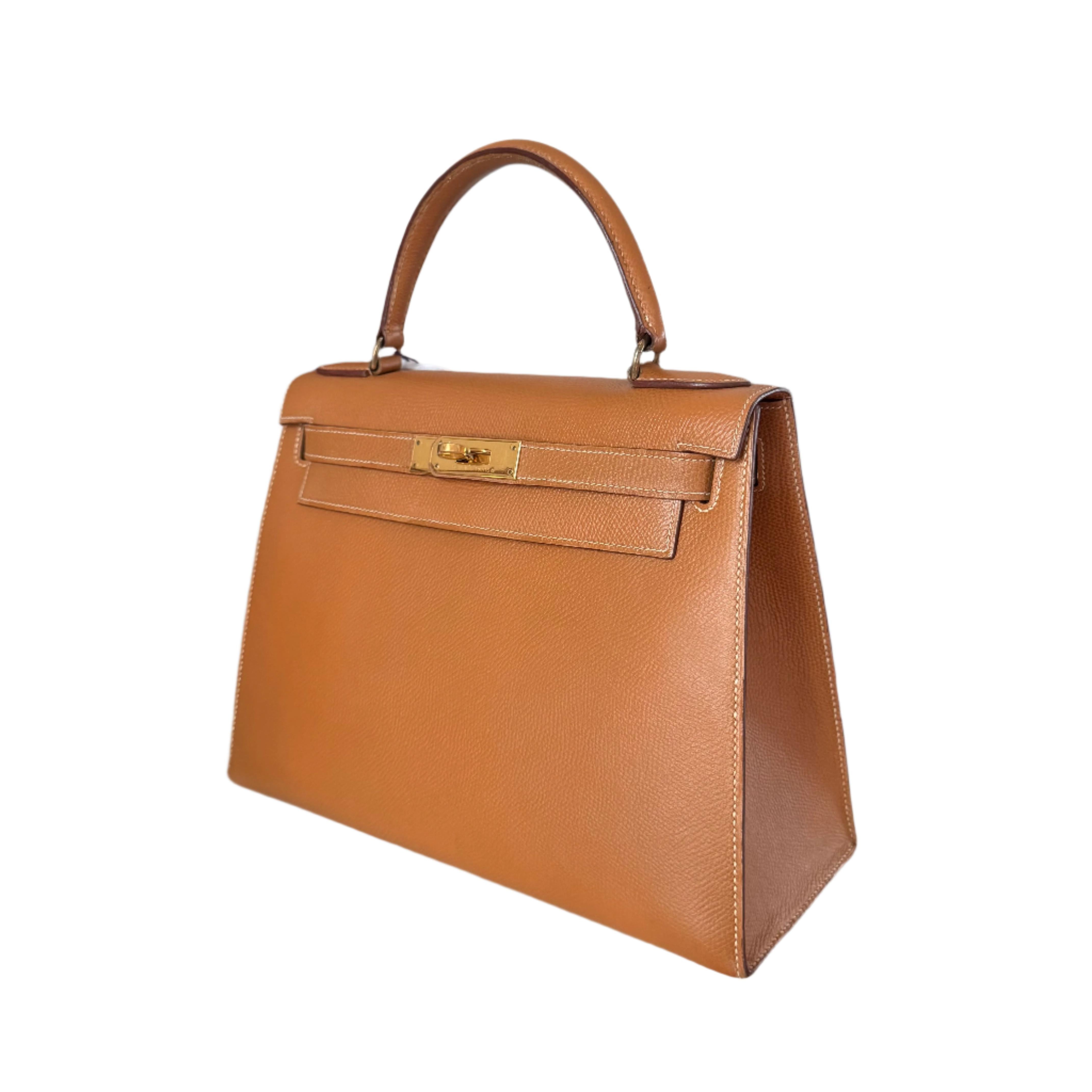 Condition: very good original condition

Overall signs of use. Scratches on leather and hardware. Light stains on the inside and outside. Cracks on the resin. Light cracks on the side flap. Original condition.

DETAILS

Hermes
Kelly 28
Stamp: Circle