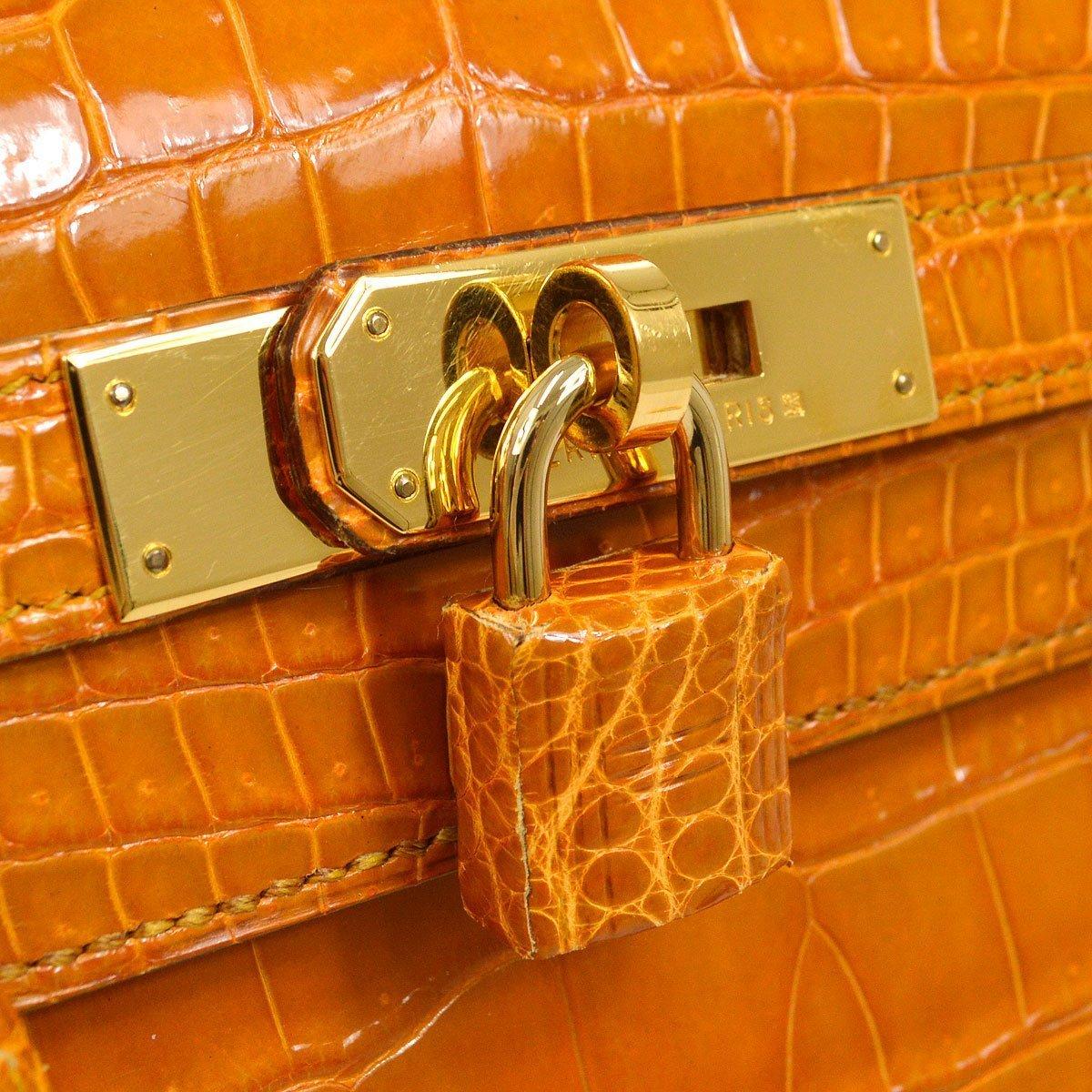 Pre-Owned Vintage Zustand
Aus der Sammlung 1995
Safran
Porosus-Krokodil 
Lederfutter
Goldfarbene Hardware
Maße: 11,5