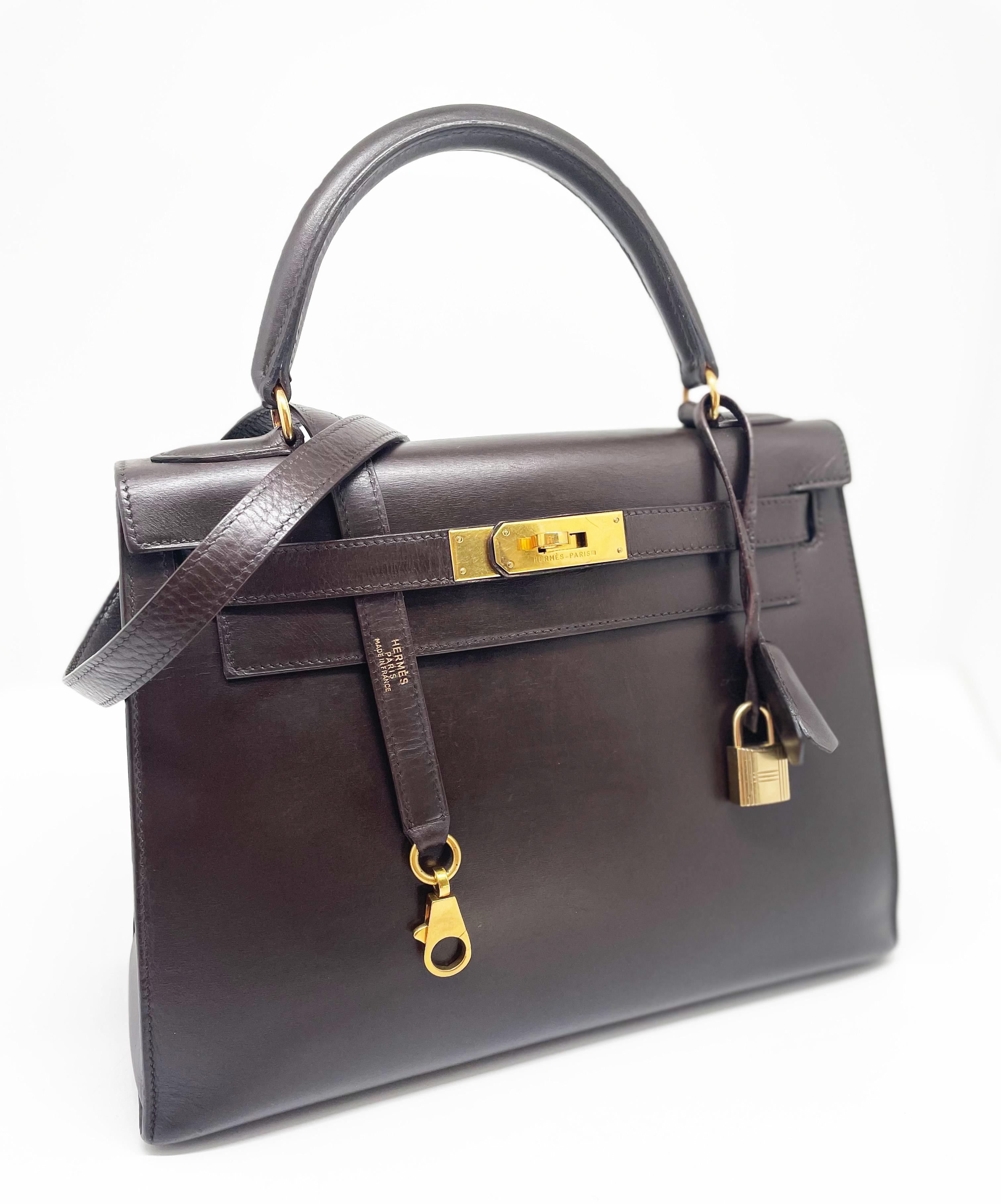 Chocolate Hermès Kelly 28 SELLIER bag in box leather, gold-plated metal hardware, brown box removable shoulder strap, brown box simple handle allowing the bag to be worn in the hand or across the body
Flap closure
Lining in blue leather, one zipped