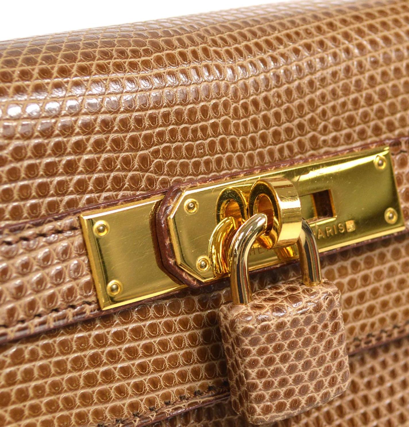 Pre-Owned Vintage Condition
From 1995 Collection
Lizard Leather
Gold Hardware
Includes Clochette, Padlock, Keys, Dust Bag
W 11.5