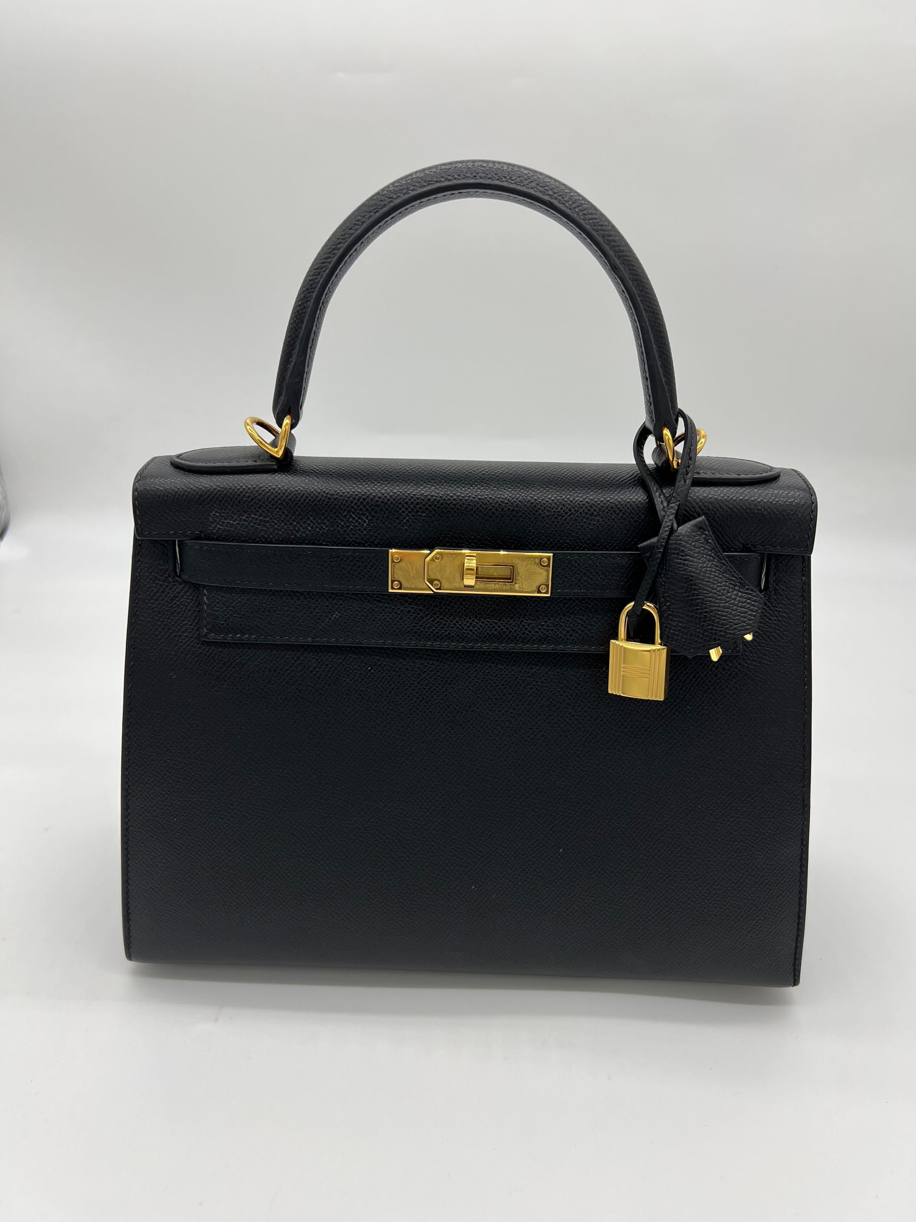 Hermes Kelly 28 Sellier Noir Epsom Leather Gold Hardware

Condition & Year: Pre-owned 2020 
Measurements: (H) 22cm (W) 28cm (D) 11 cm
Material: Epsom Leather
Hardware: Gold
 
*Comes in original packaging. Missing receipt and raincoat.