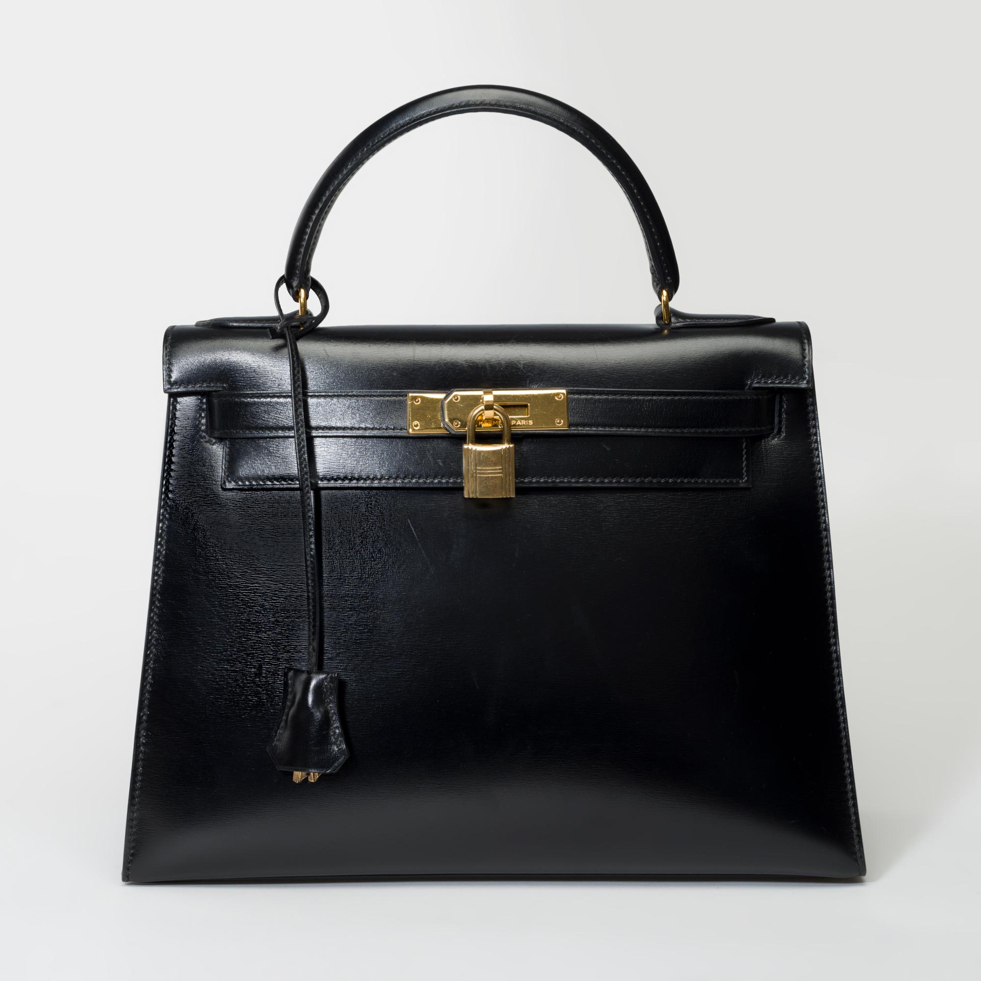 Beautiful Hermès Kelly 28 sellier handbag strap in black box calf leather, gold plated metal hardware, compatible removable shoulder strap not original in black leather box, handle in black box calf leather allowing a carry hand, shoulder or
