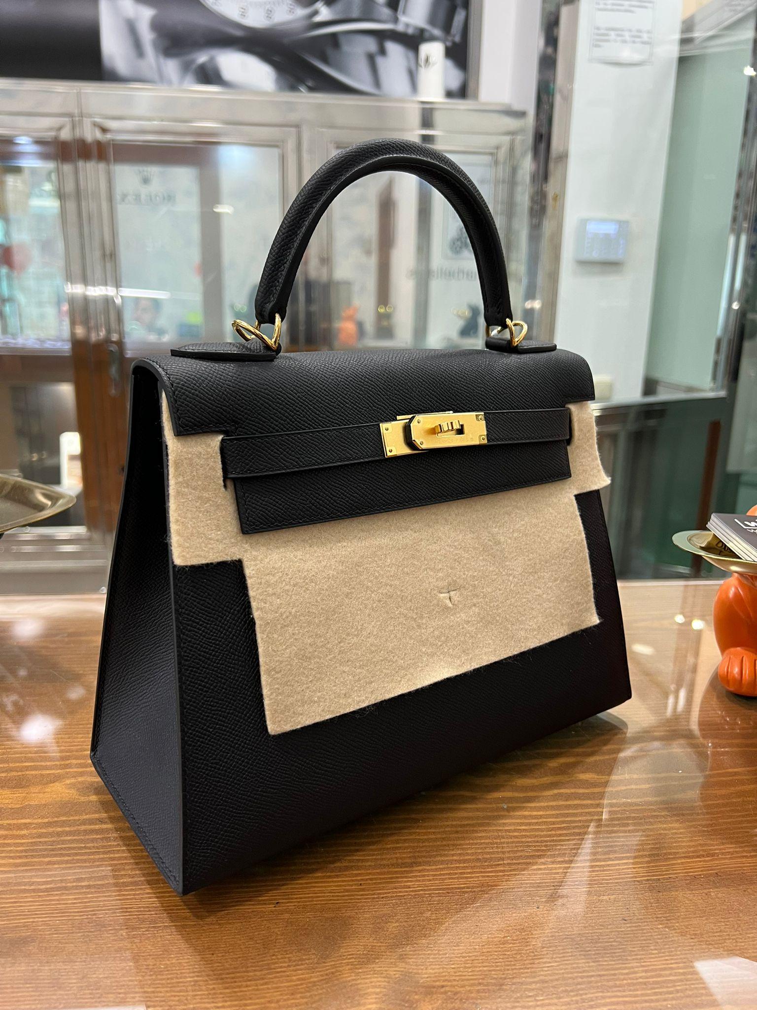 Hermes Kelly 28 Sellier Noir Black Epsom Gold Hardware  In Excellent Condition For Sale In  Bilbao, ES