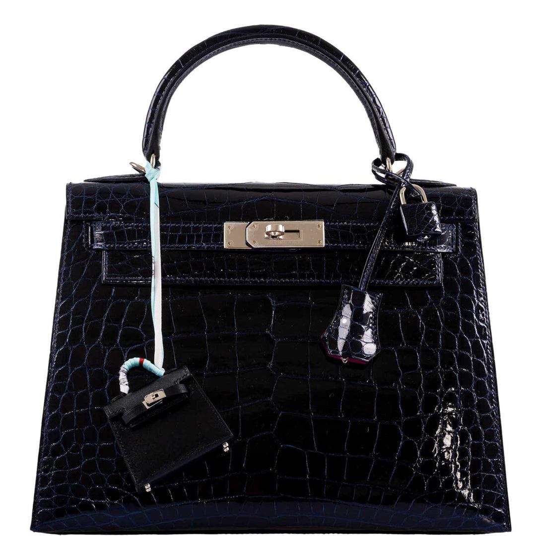 Hermès Kelly 28 Sellier Verso Blue Marine Nilo Crocodile & Rose Scheherazade Palladium Hardware

The recent Verso collection from Hermès has seen a number of contrasting interior-exterior color variations, but none have been so striking as the