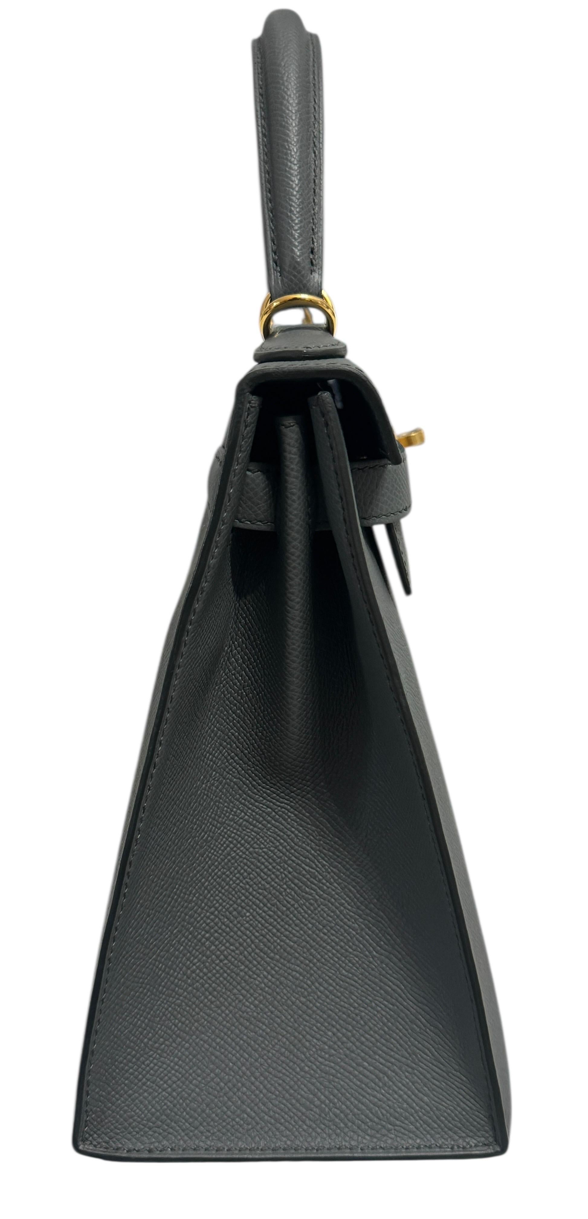 Absolut atemberaubende, seltene und sehr begehrte Farbe. Hermes Kelly 28 Sellier Vert Amande Epsom Leder ergänzt durch Gold Hardware. 

Wie neu mit Plastik an allen Beschlägen und Füßen. 

 D Stempel.

Es wurde ausgestellt und behandelt. Kleiner