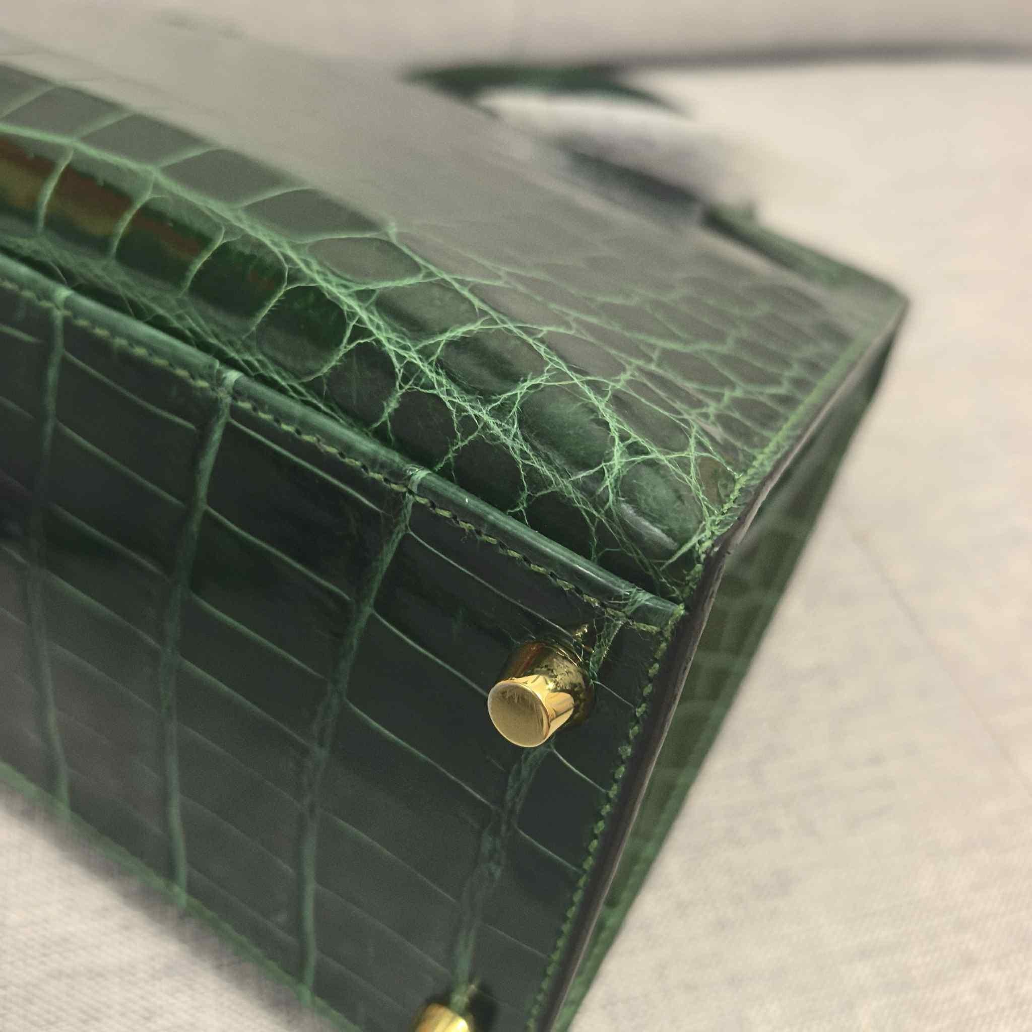Hermes Kelly 28 Sellier Tasche in herrlichem Dunkelgrün / Vert Fonce Niloticus Crocodile.
Reich mit goldener Hardware.
Göttliche Größe für Tag und Abend.
Mit signiertem Schulterriemen, Schloss, Schlüssel und Clochette, Staubbeutel.
Sauberes