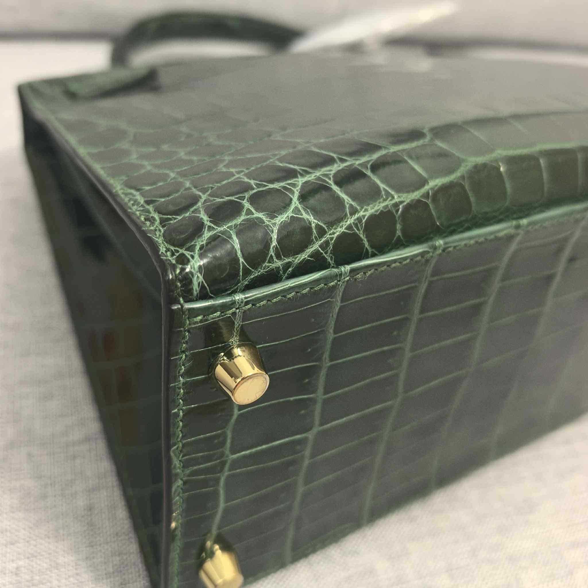 Hermes Kelly 28 Sellier Vert Fonce Glänzend Niloticus Krokodil im Zustand „Hervorragend“ im Angebot in New York, NY