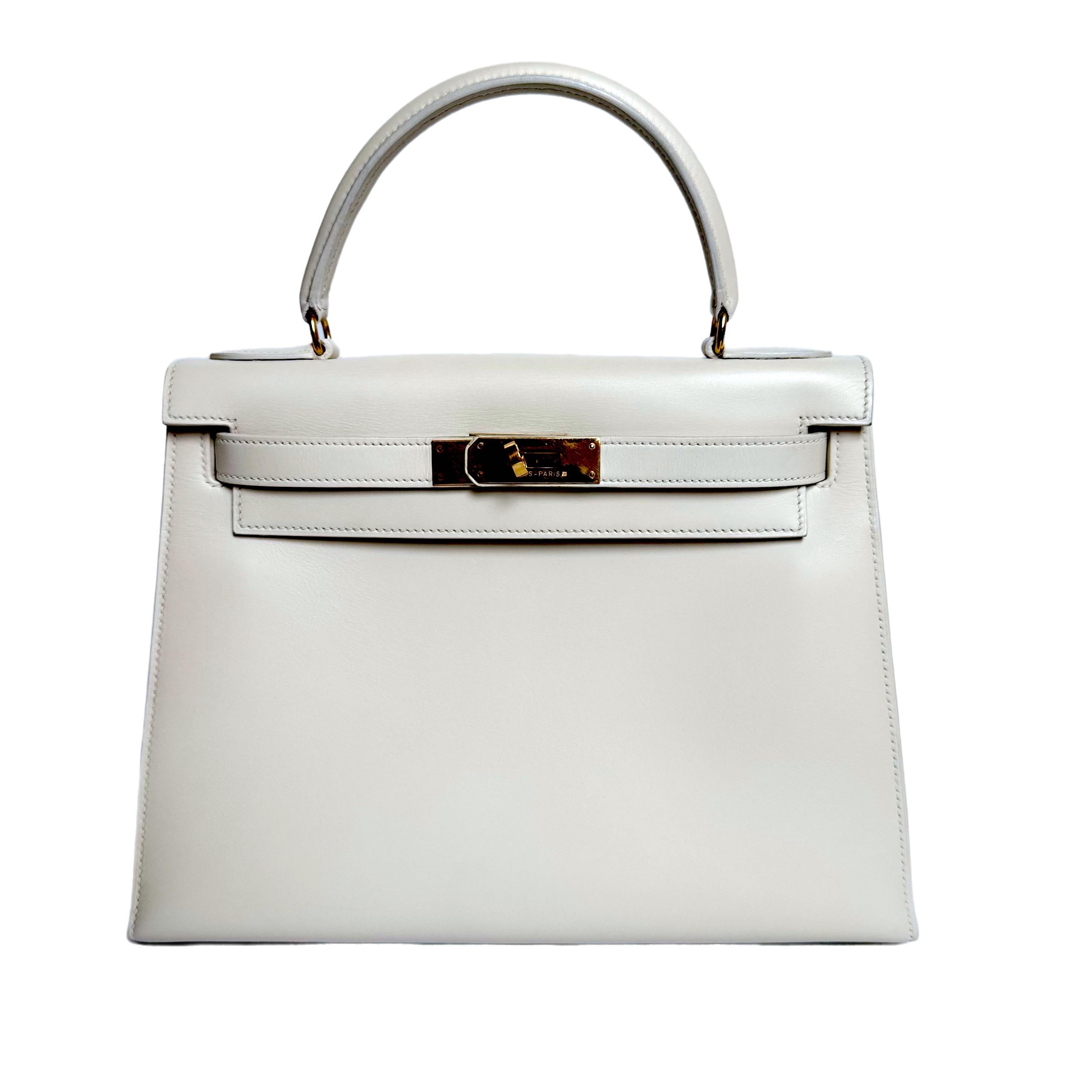 Zustand: GUT

Die Farbe wurde professionell auf der gesamten Tasche ausgebessert. Insgesamt leichte Gebrauchsspuren nach der Restaurierung. Das Leder scheint matter zu sein als das originale Boxleder. 

DETAILS

Hermes
Kelly 28
Stempel: Kreis Z
Jahr