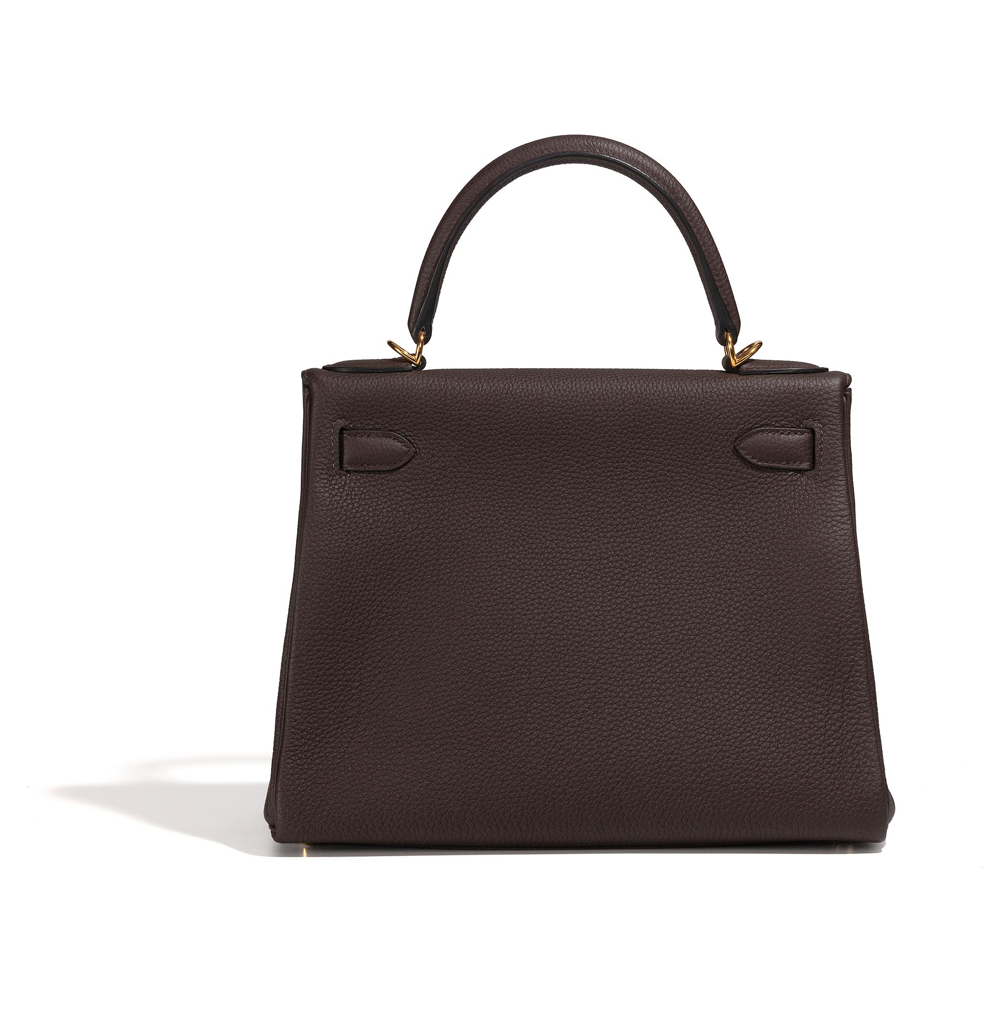 A true testament to the quality of the house's craftsmanship, the Kelly 28 Hermès bag was manufactured in 2021 with a 